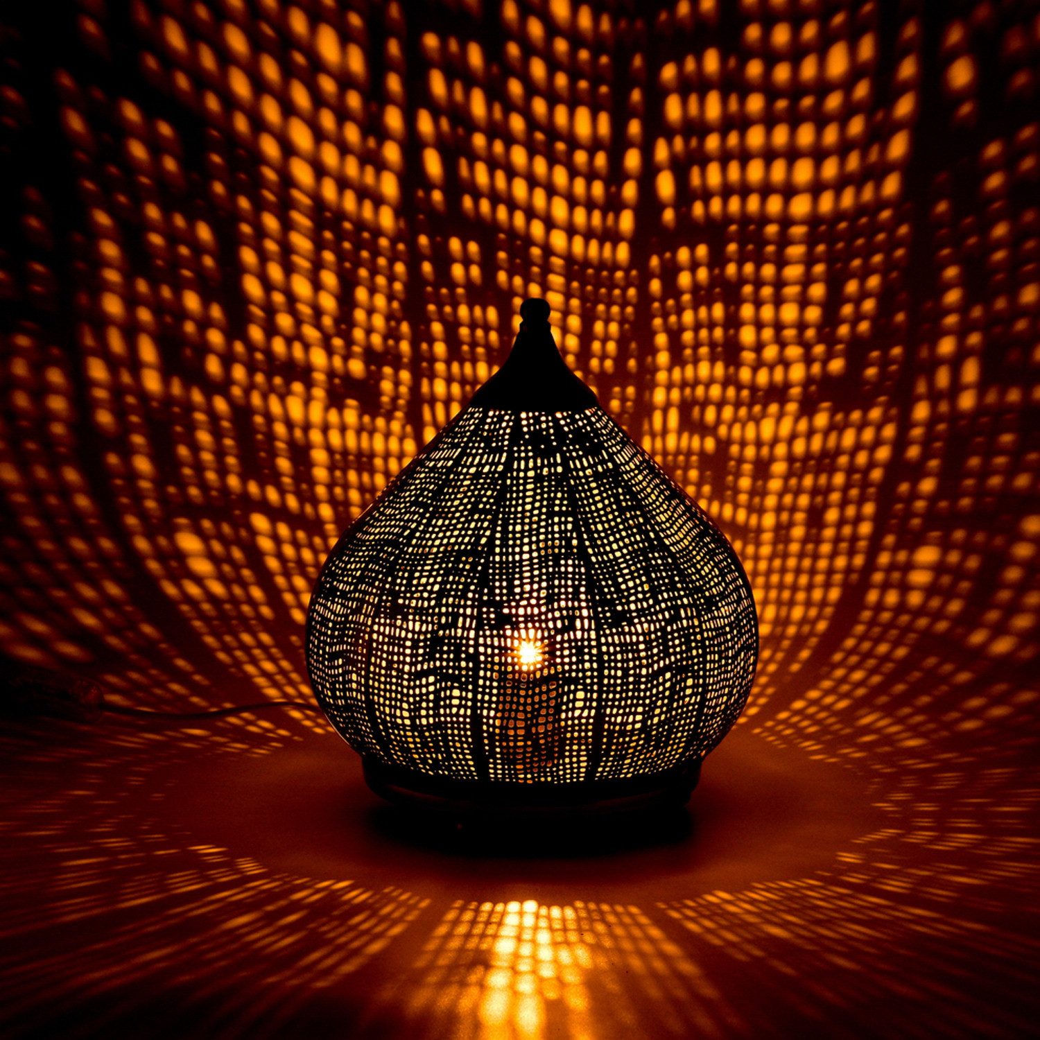 Marrakesch Orient & Mediterran Interior Nachttischlampe Orientalische Tischlampe Jamiel handgefertigt aus Metall in Gold 28 cm, Leuchtmittel nicht im Lieferumfang enthalten, Handarbeit