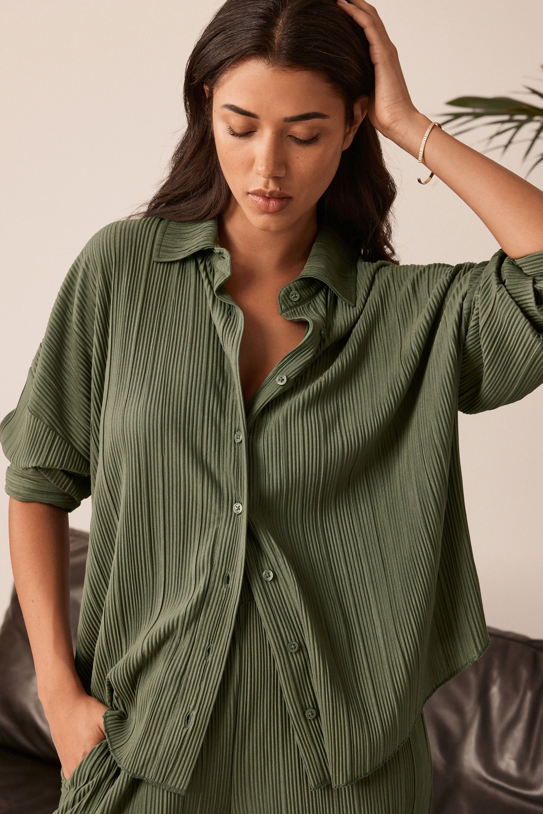 Pyjama (2 und mit Next Plisséfalten Khaki Schlafanzug tlg) Knopfleiste Green