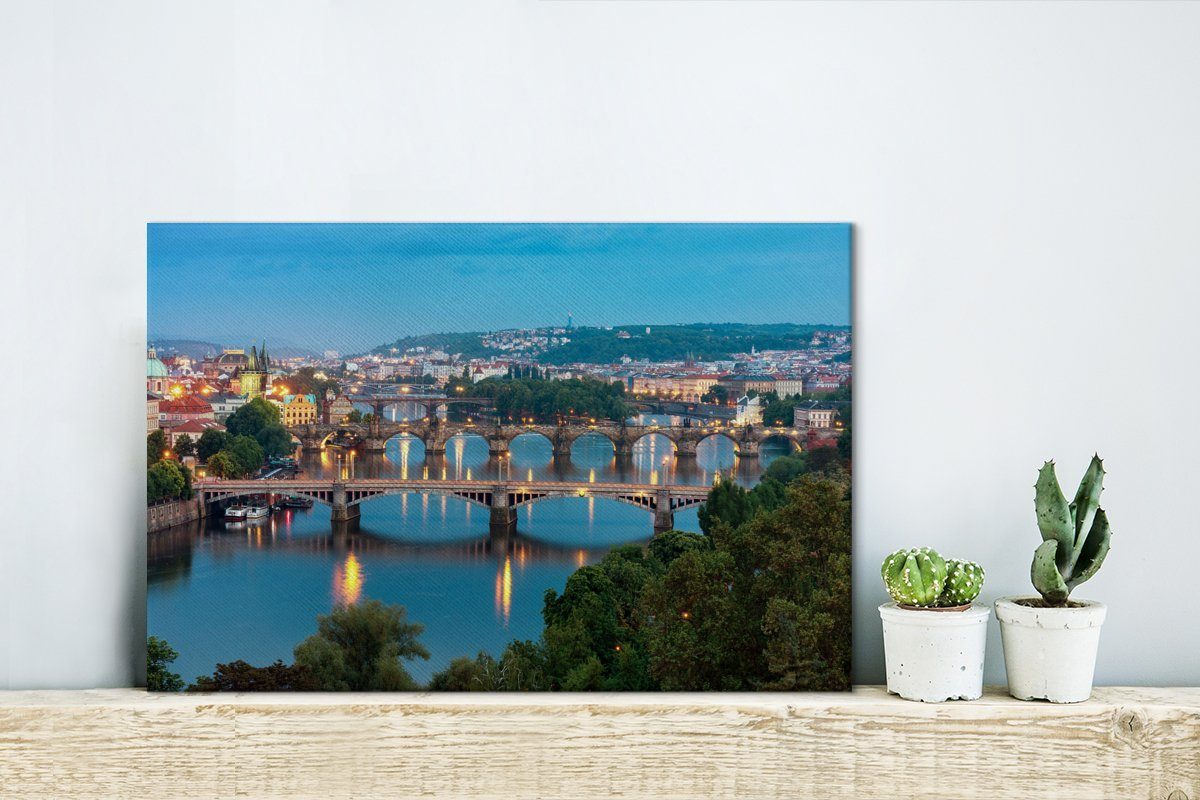 OneMillionCanvasses® Leinwandbild Schöner 30x20 Moldau und Wanddeko, Blick St), Stadt ihre (1 Prag Aufhängefertig, Wandbild die und Leinwandbilder, auf cm Brücken, die
