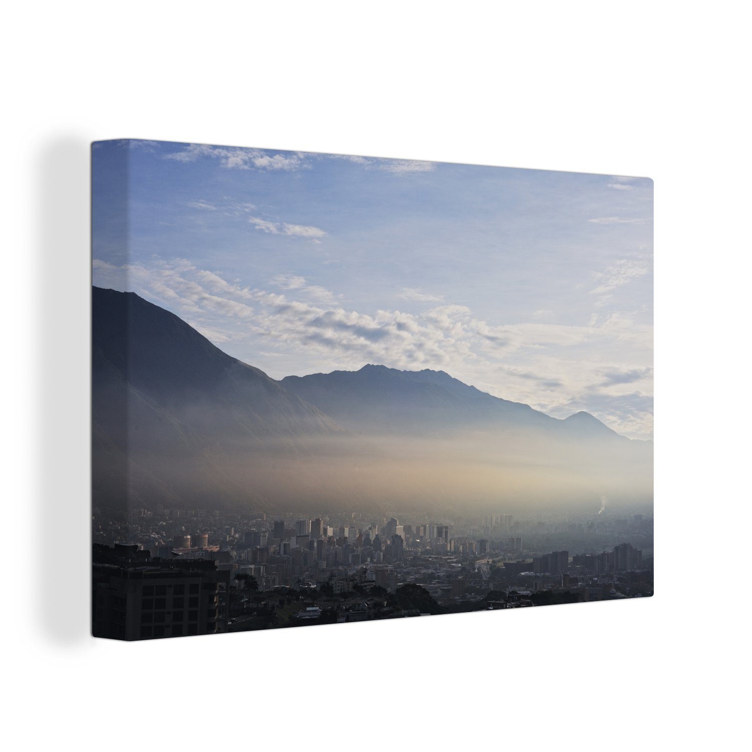 OneMillionCanvasses® Leinwandbild Nebel über cm Avila, Berg Leinwandbilder, Wandbild 30x20 Caracas Aufhängefertig, vor St), (1 dem Wanddeko, venezolanischen