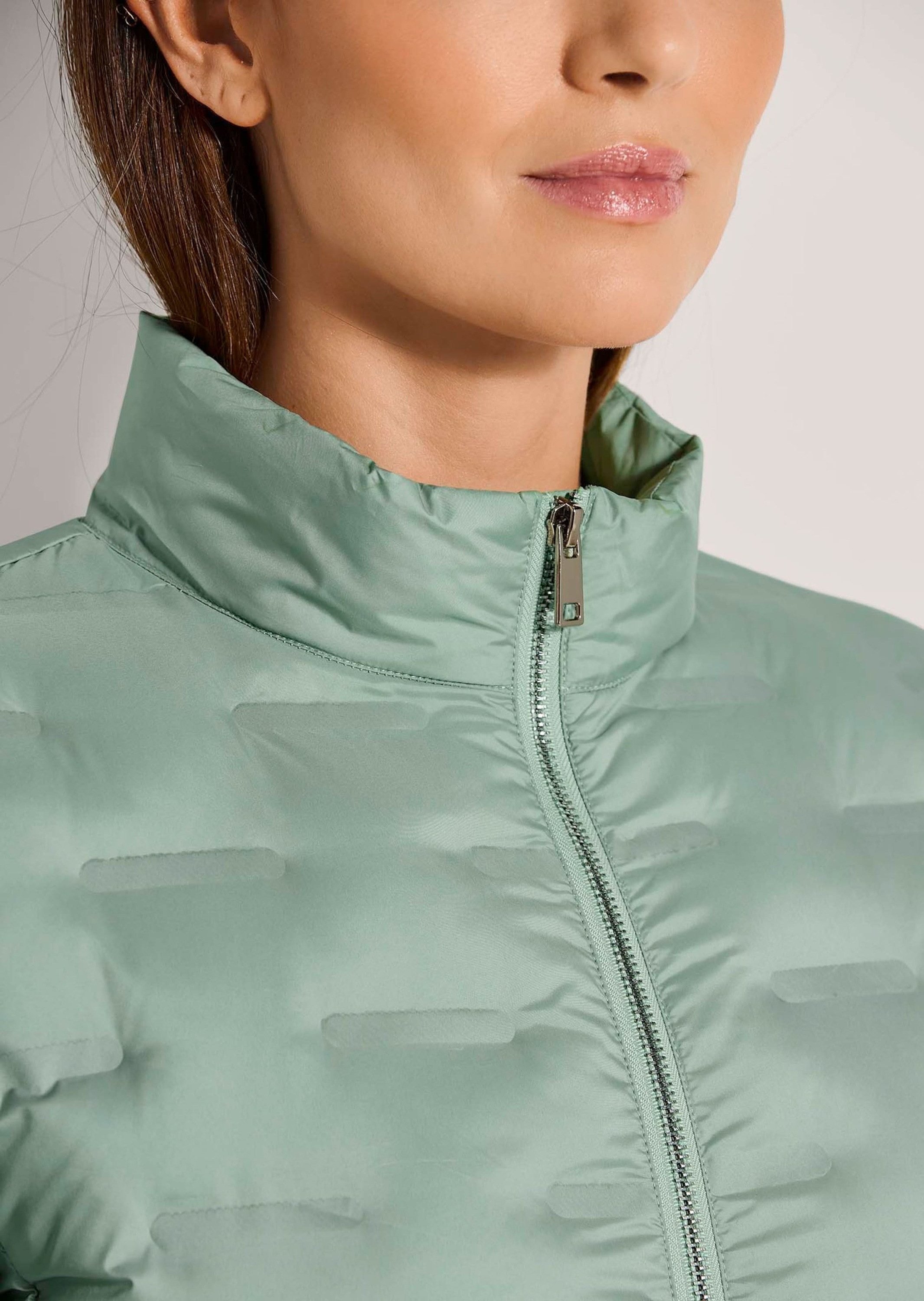 MADELEINE Steppjacke Sportliche Jacke aus Sommer-Stepp Allover-Design und kleiner Stehkragen als Blickfang – Bild 4 von 5