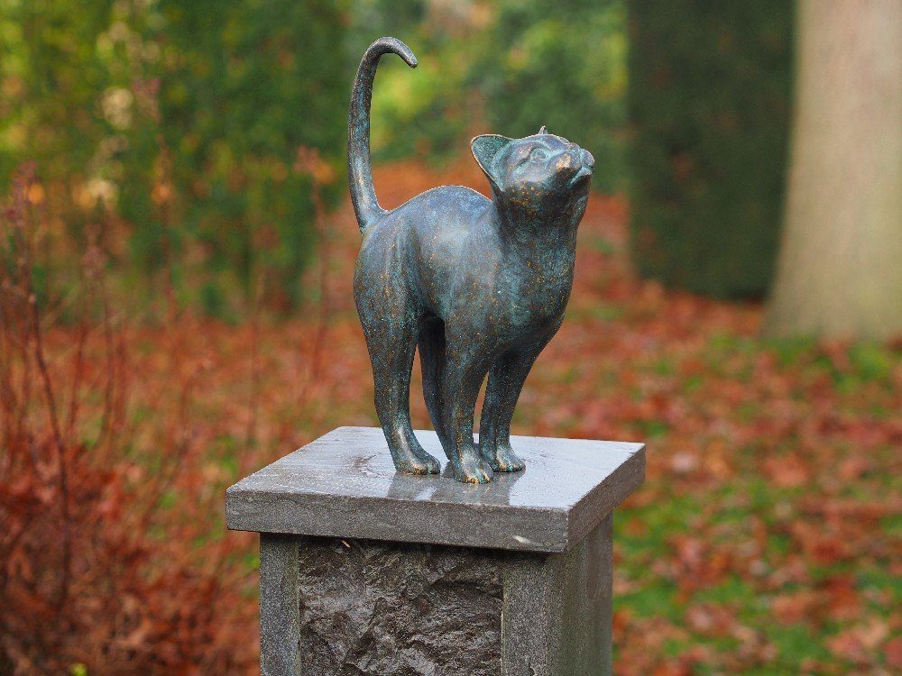 Skulptur Bronzefigur stehende Katze Kater Dekofigur Wohndekoration - 24x31x8cm