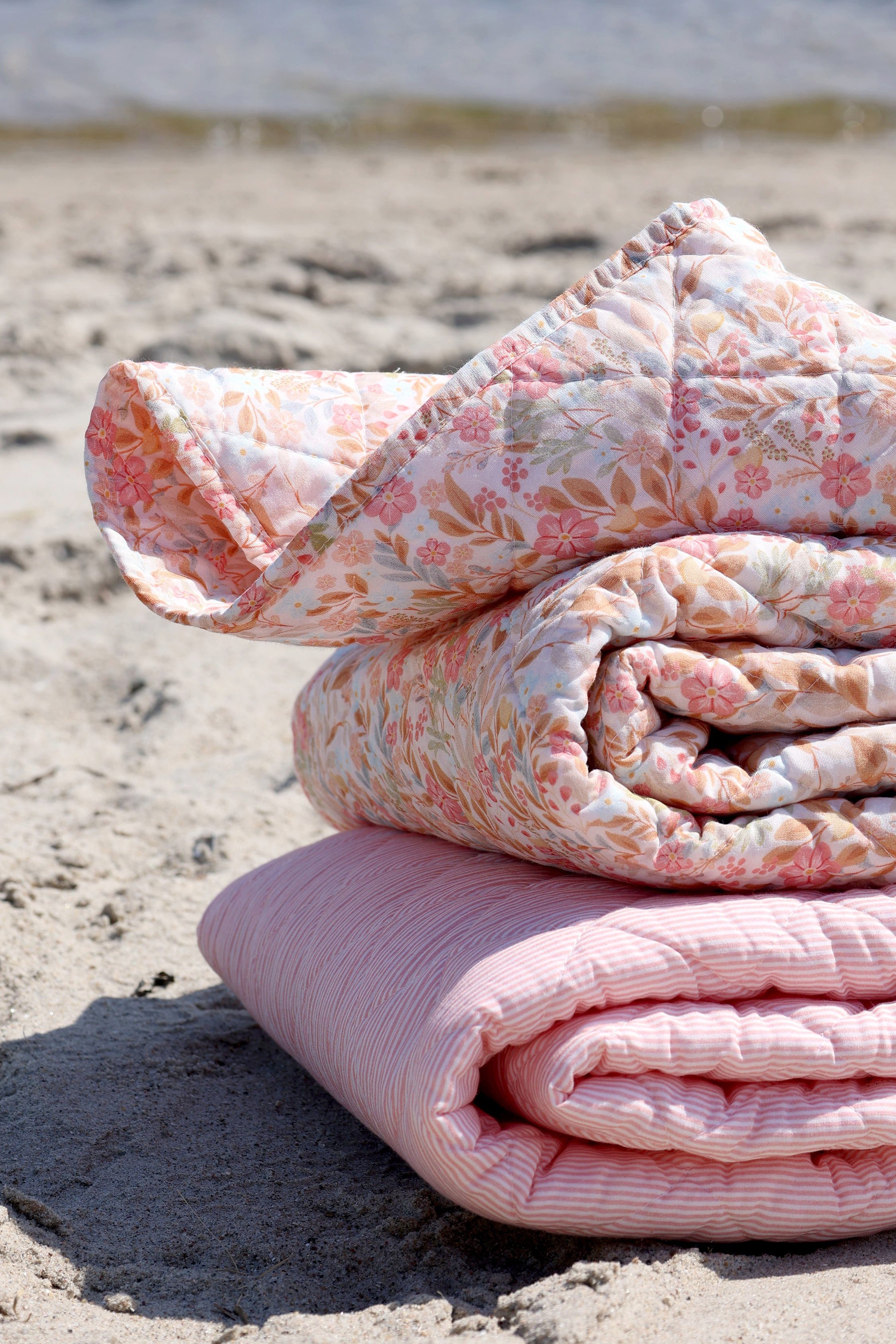 Chic Antique Tagesdecke Chic Antique Aix Quilt mit Blumen Rosa & Sky Blue