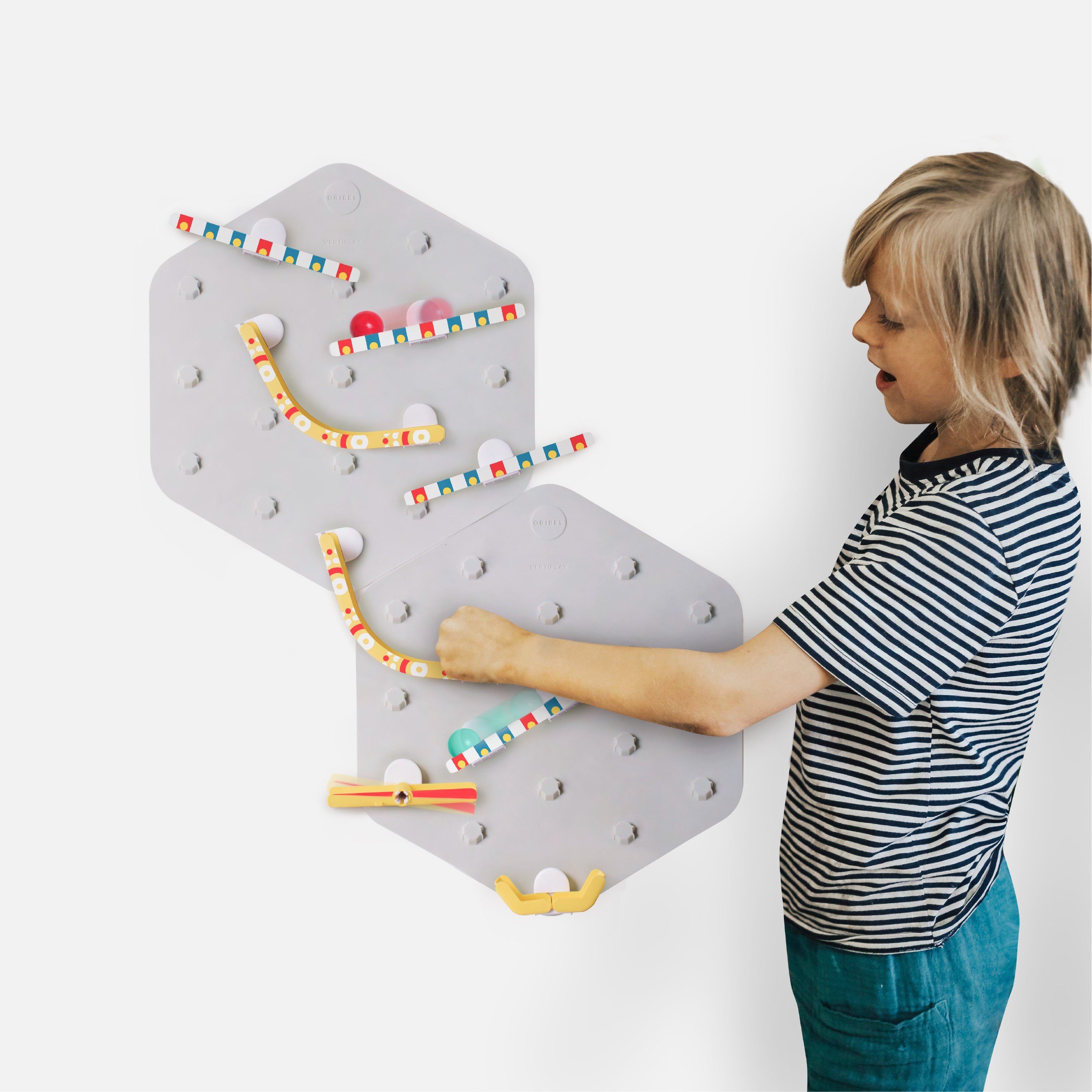 Oribel Lernspielzeug VertiPlay Modulare Wandkugelbahn (Komplett-Set mit  zwei Wandstickern), Klebt an der Wand und steht nicht im Weg herum