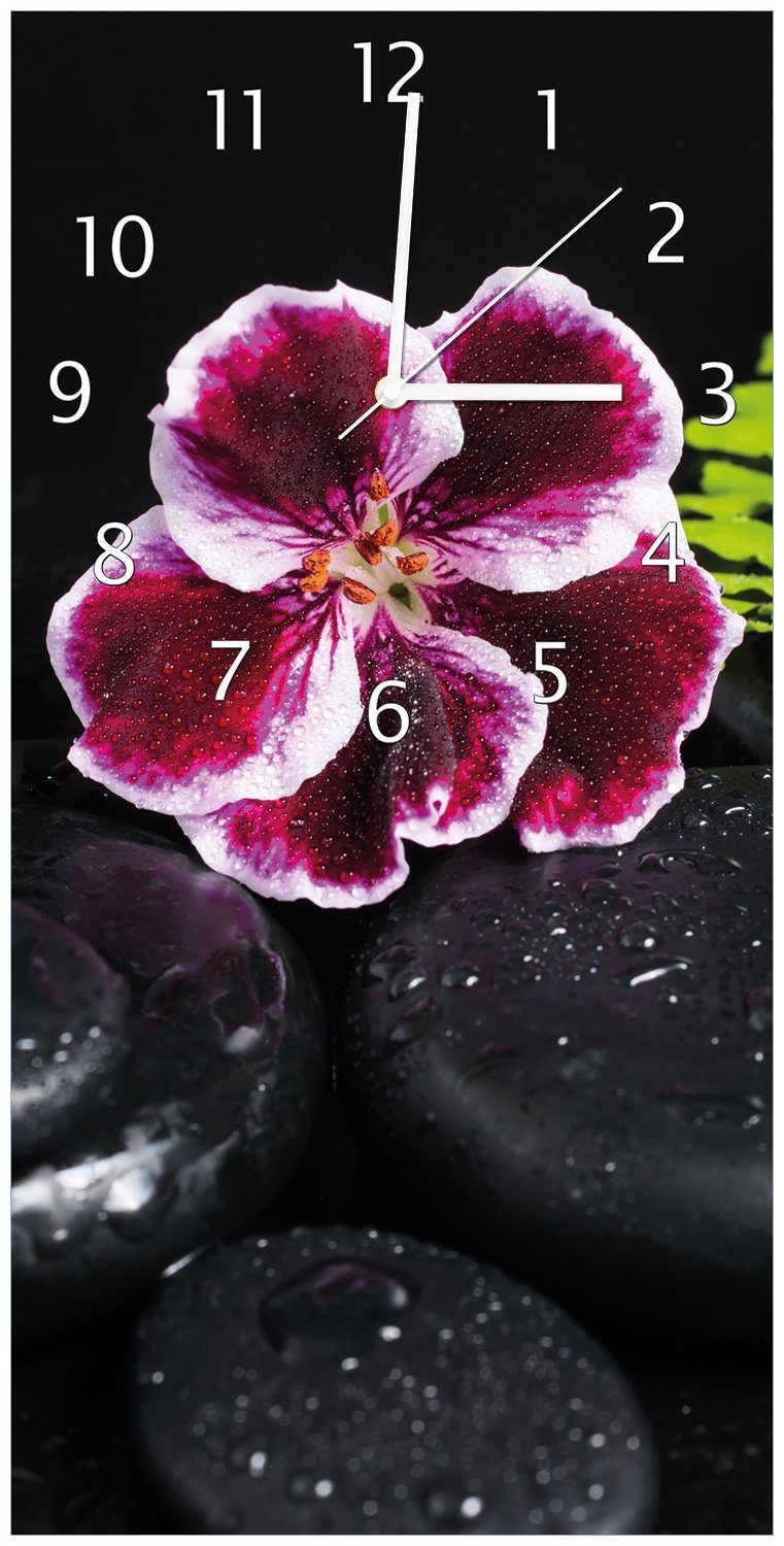 Wallario Wanduhr Geranienblüte auf aus benetzt Wassertropfen (Uhr Steinen, mit schwarzen Acryl)
