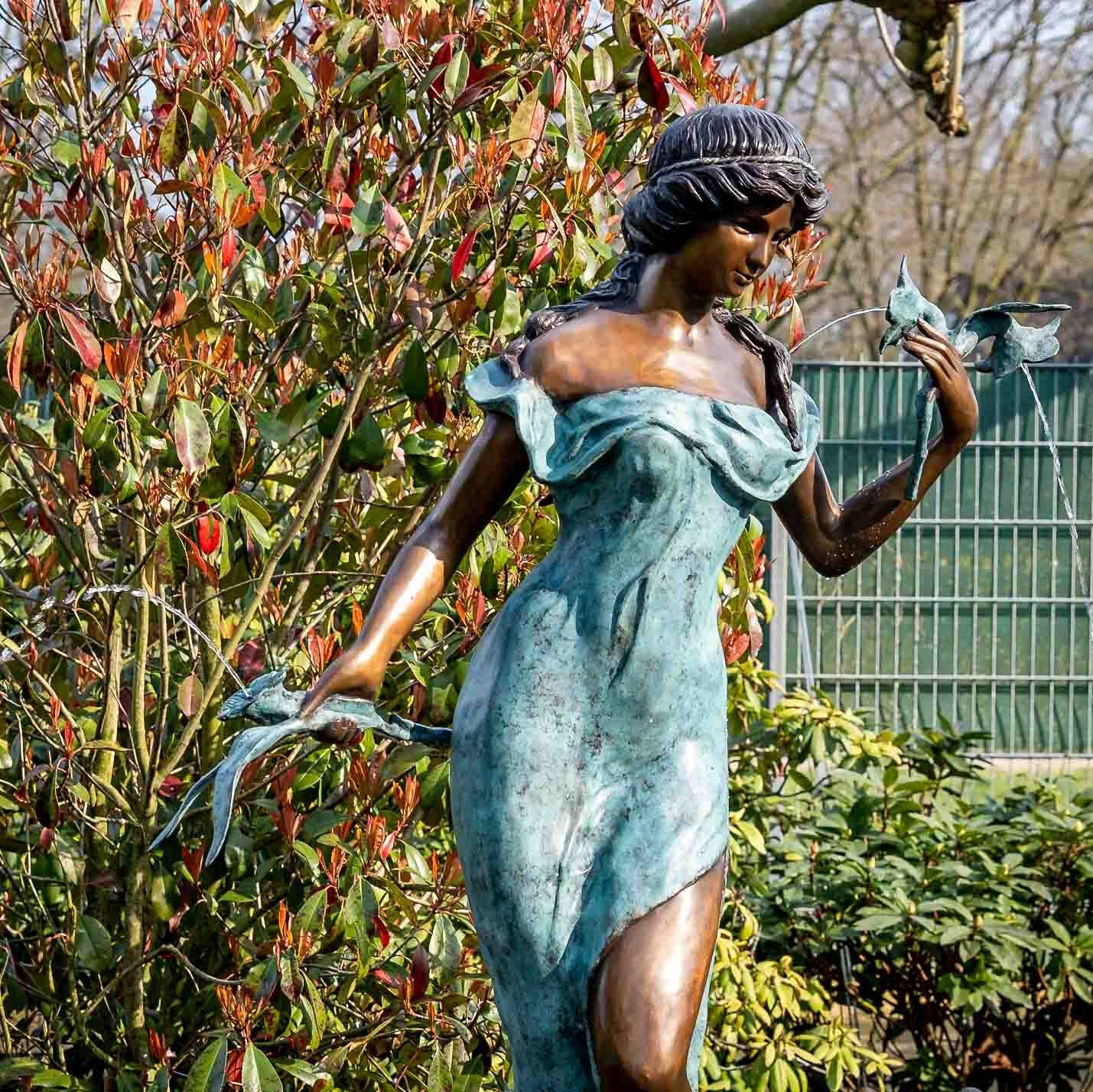 Brunnen, IDYL Frau Bronze-Skulptur Gartenfigur mit IDYL Bronze Blumen