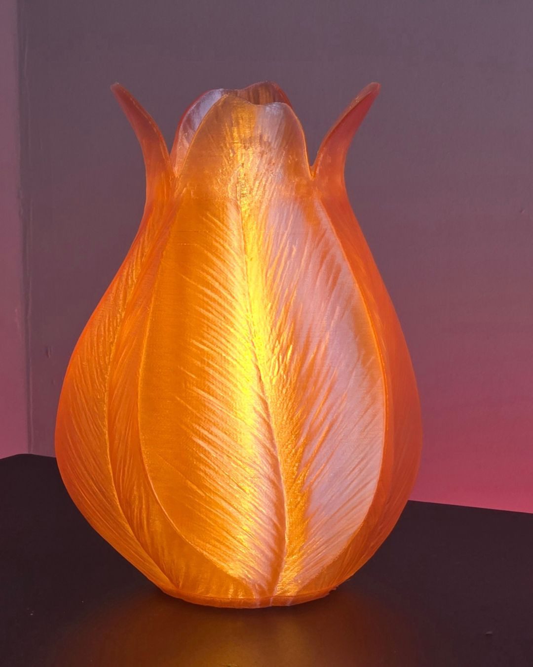 Roomberry Nachttischlampe Blossom Tischlampe, Tischleuchte in Tulpen-Design, Nachttischlampe, LED fest integriert, Kalt-Weiß bis Warm-Weiß einstellbar, LED, dimmbar, Licht einstellbar kalt-weiß bis warm weiß