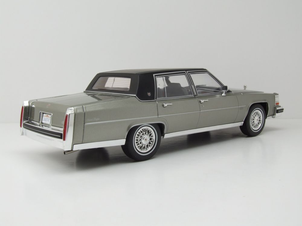 MCG Modellauto Cadillac Fleetwood Brougham 1982 grau metallic, Maßstab 1:18