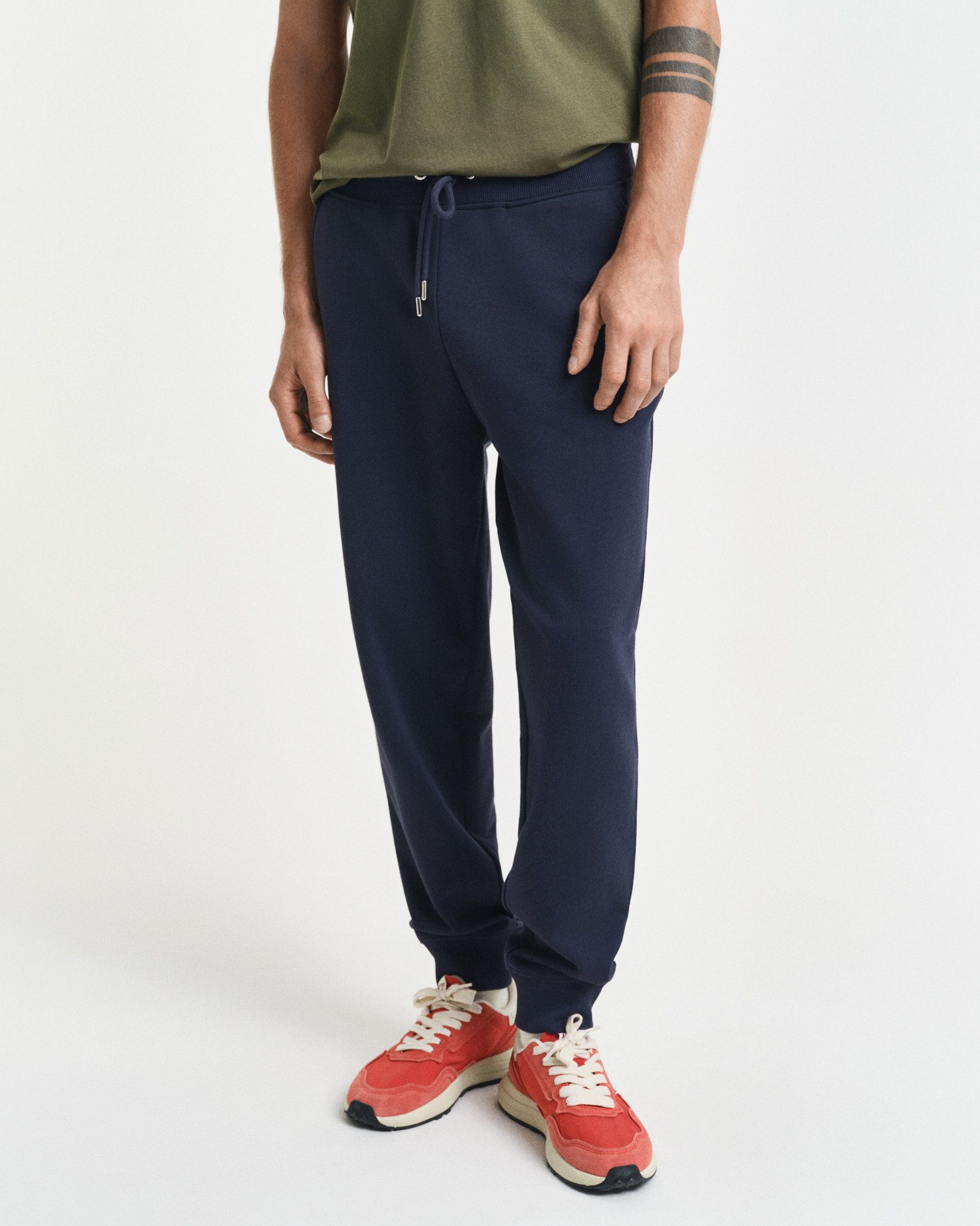 Gant Sweathose REG SHIELD SWEATPANTS mit Logostickerei unterhalb des Bunds