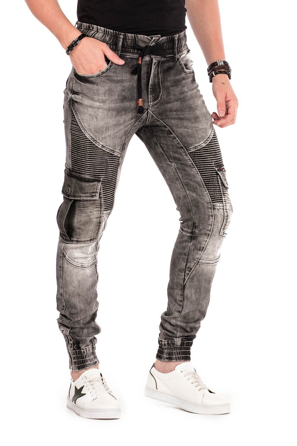 Bündchen Saum Bequeme Cipo schwarz mit am elastischen Jeans & Baxx