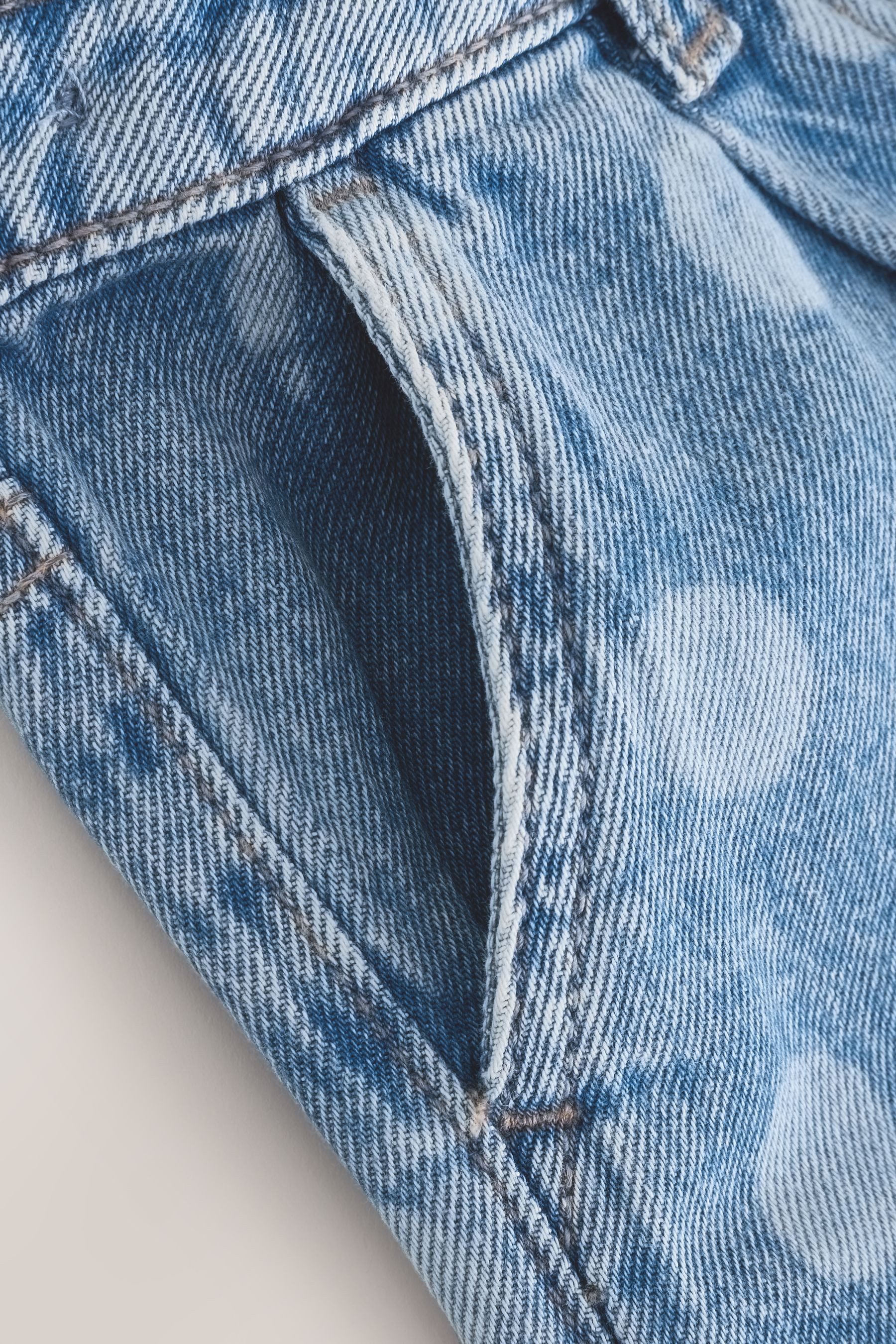 Next Jeansshorts Relaxed Fit Denim-Shorts mit Bundfalten (1-tlg)