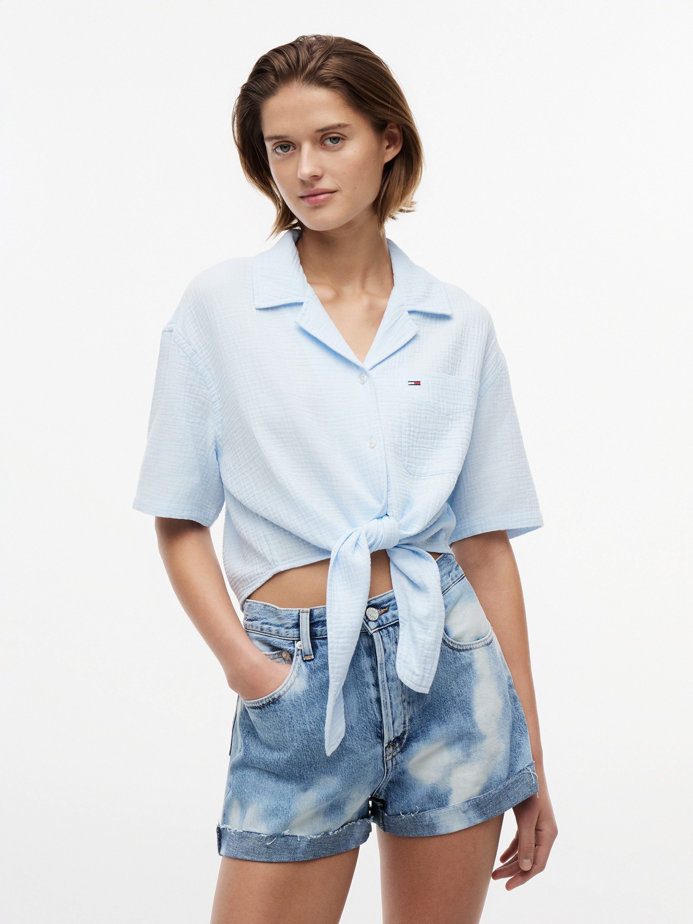 Tommy Jeans Kurzarmbluse TJW TEXTURED TIE FRONT SS SHIRT Baumwolle, Brusttasche, Saum zum Knoten