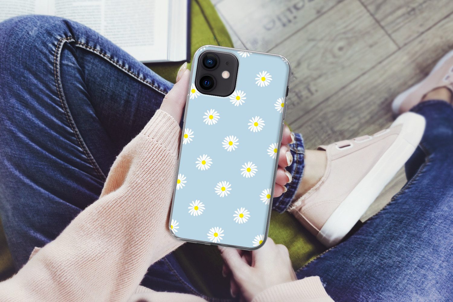MuchoWow Handyhülle für Apple iPhone 12 mini Gänseblümchen - Pastell - Weiß - Blau - Blume, Smartphone-Bumper, Print, Handy Schutzhülle Dünn