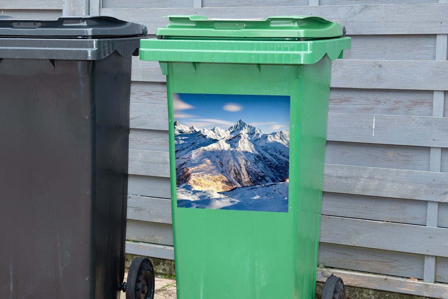Mülltonne, Wandsticker - MuchoWow Berg Sticker, Alpen - Mülleimer-aufkleber, St), Container, Abfalbehälter (1 Schnee