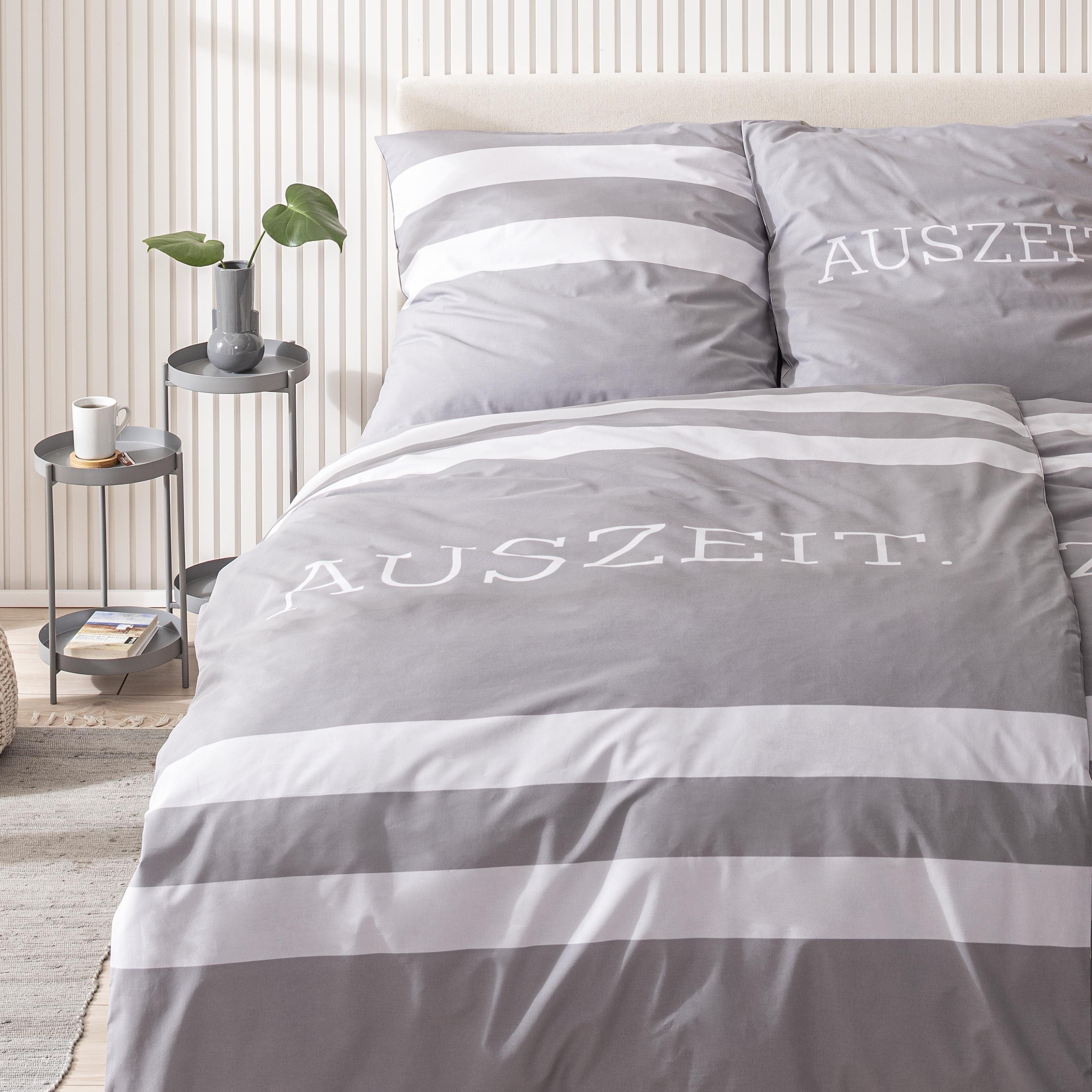 MTOnlinehandel Bettwäsche Auszeit 135x200 + 80x80 cm, 100 % Baumwolle, Biber, 2 teilig, grau gestreifte mit Schriftzug "Auszeit." Ideal als Partnerbettwäsche