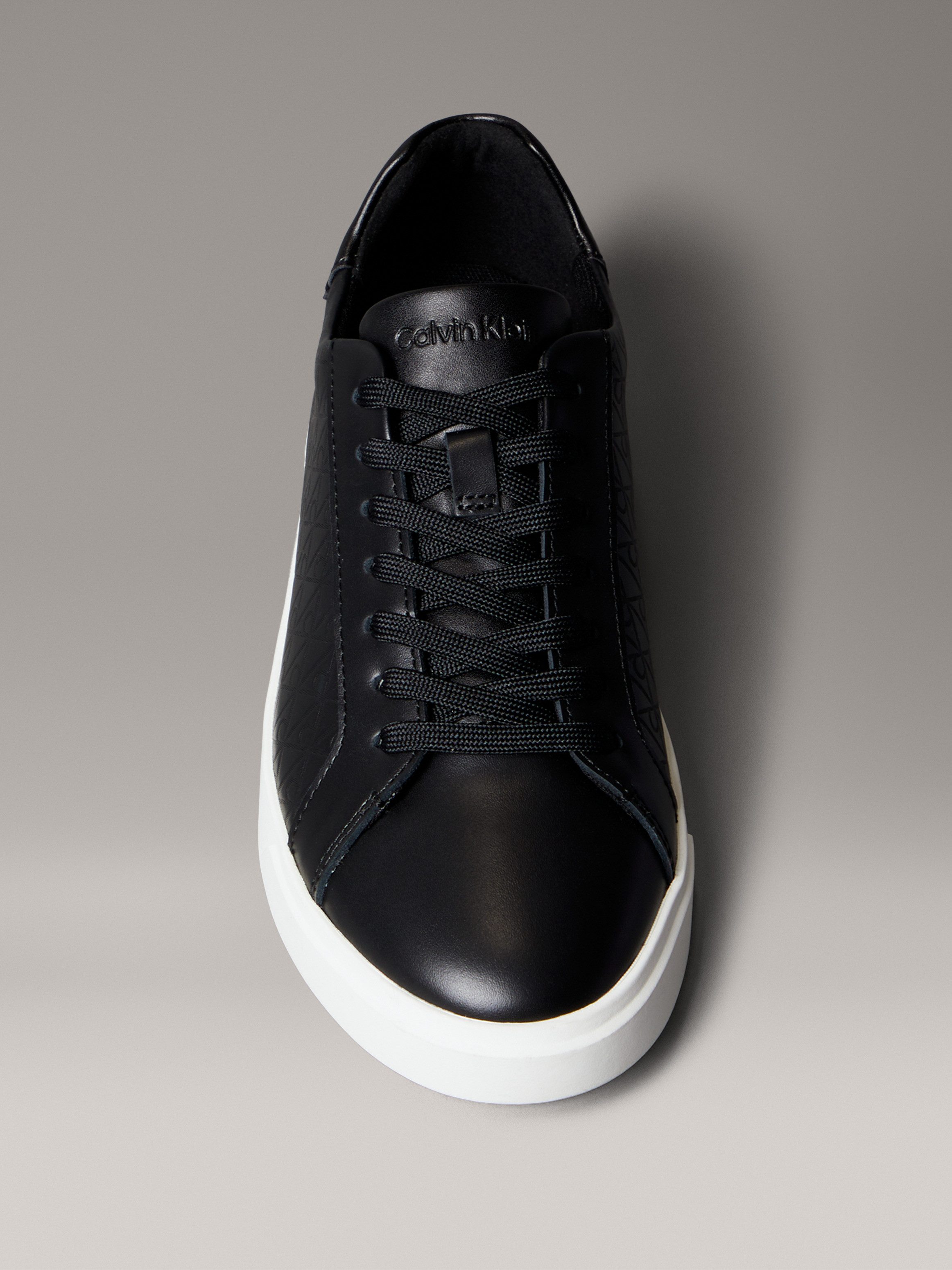 Calvin Klein LOW PRO CUPS LACE UP LTH AOP Sneaker Schnürschuh, Freizeitschuh, Halbschuh mit CK-Muster