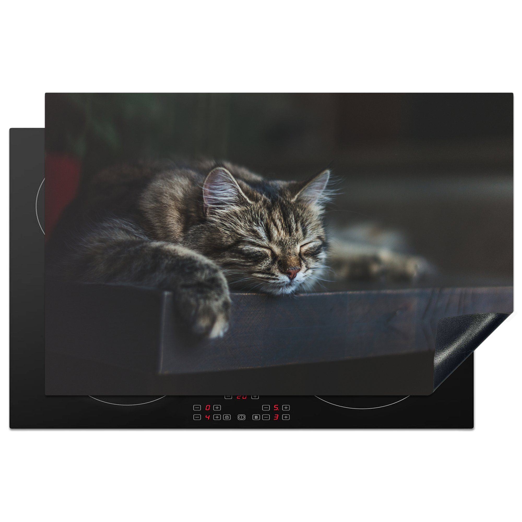 MuchoWow Herdblende-/Abdeckplatte Katze liegt schlafend auf einem schwarzen Tisch, Vinyl, (1 tlg), 81x52 cm, Induktionskochfeld Schutz für die küche, Ceranfeldabdeckung