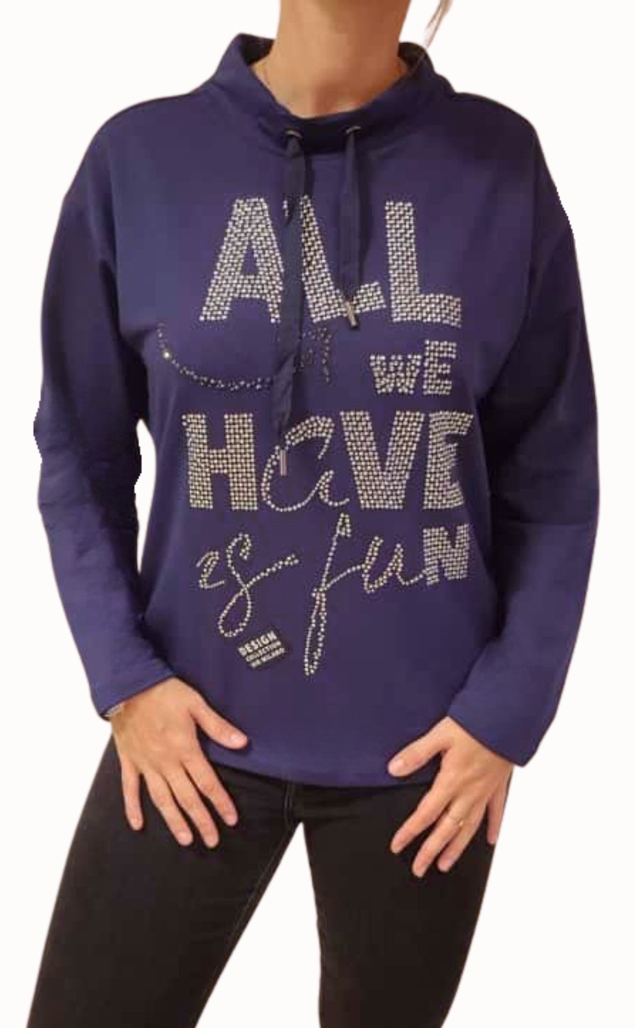 Gio Milano Stehkragenpullover G31-7119, "all we have is fun" mit Strassbesatz Stehkragen mit Tunnelzug