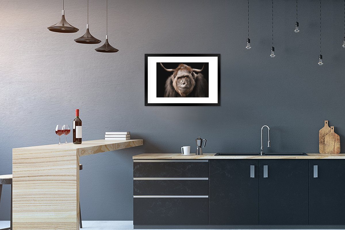 Schwarz, Poster, Poster - Bilderrahmen St), MuchoWow Schwarzem Kunstdruck, Affe mit Gerahmtes (1 - Horn Rahmen,