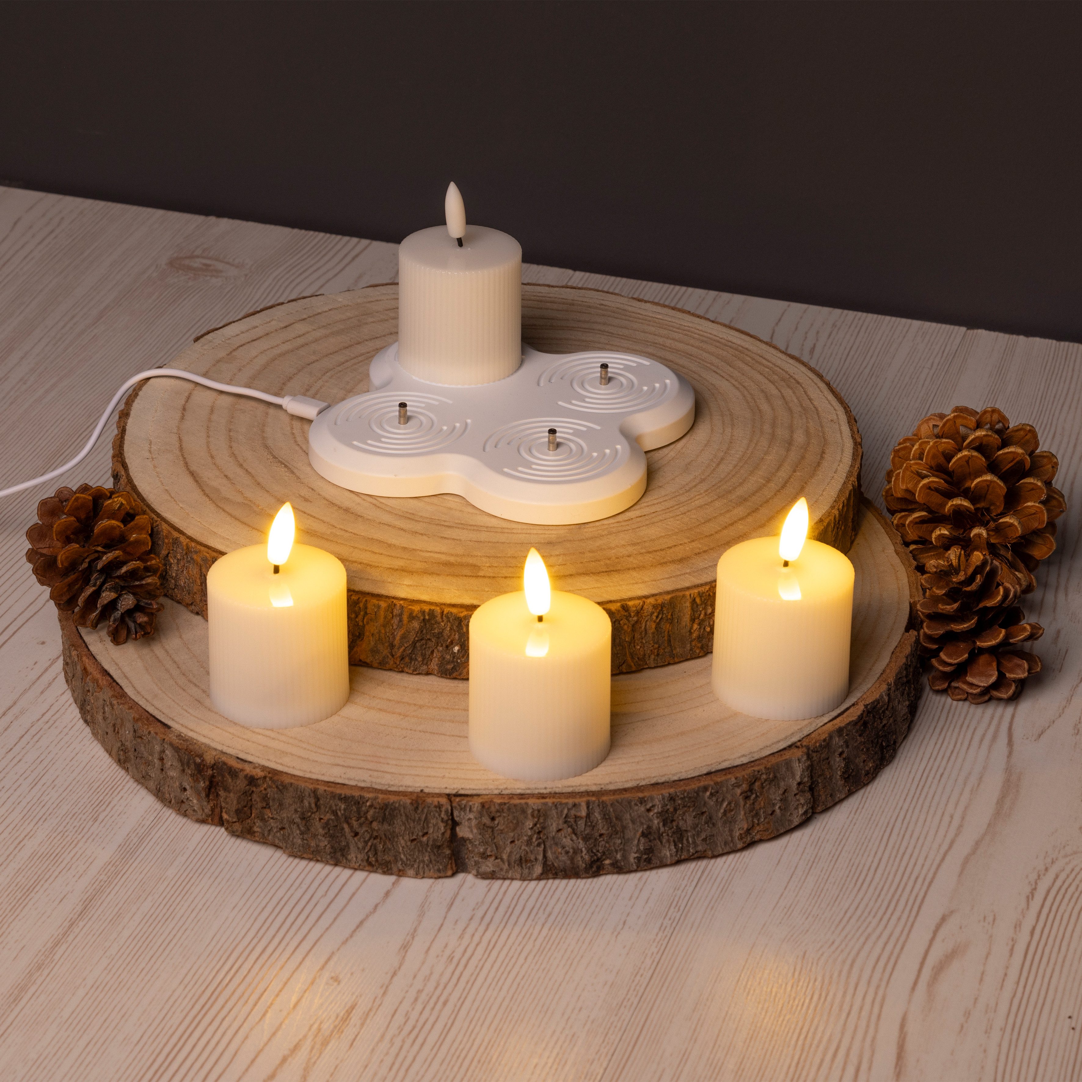 Spetebo LED Dekolicht LED Kerze warm weiß aufladbar mit Ladestation 4er Set, An / Aus, LED fest integriert, warm weiß, Künstliche kleine Stumpenkerze mit Flacke – Bild 4 von 4