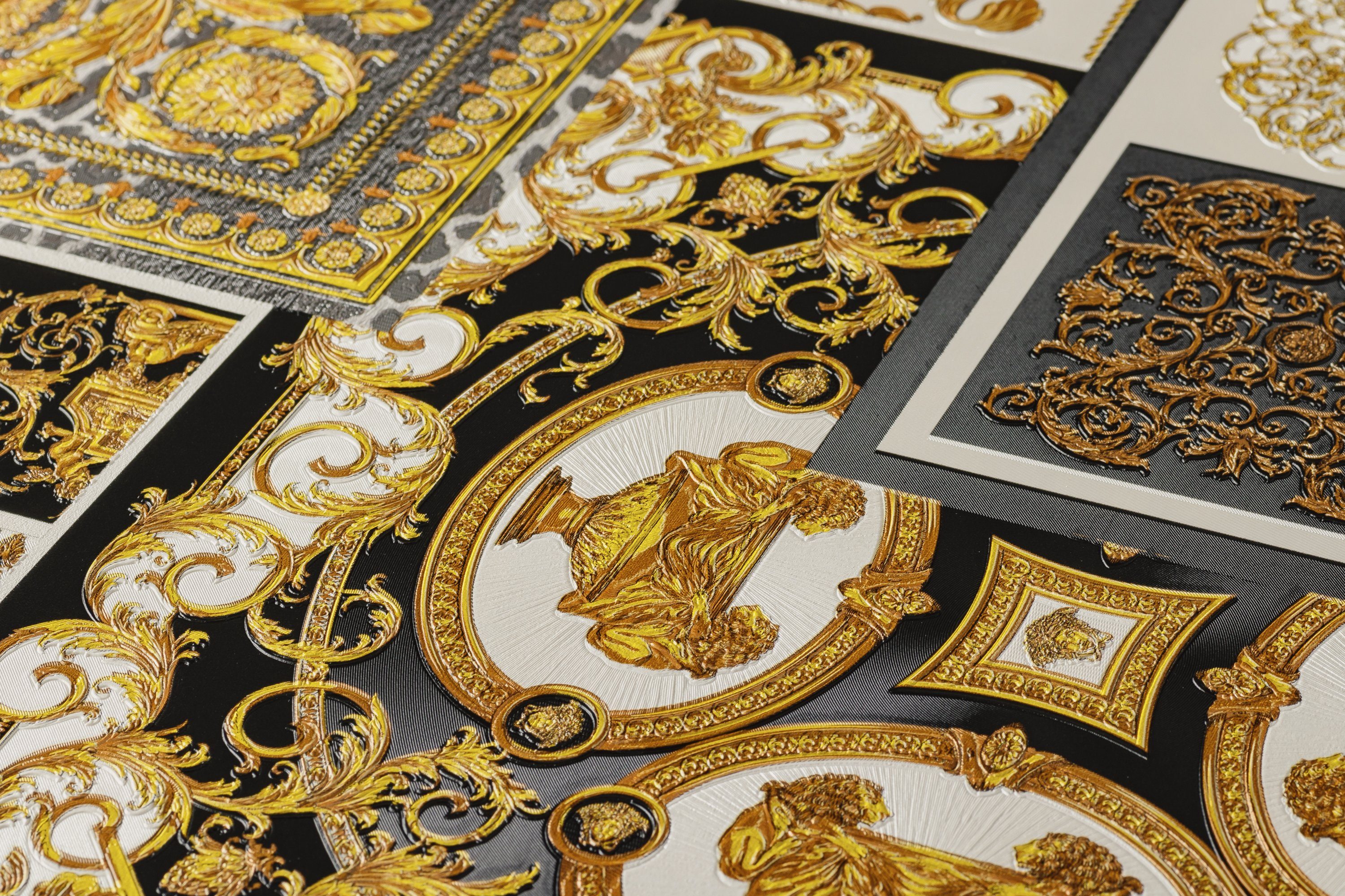 Versace Vliestapete Versace wallpaper Versace 4, Barock Tapete, gold, silber 370483, leicht strukturiert, Muster matt, Hintergrund glänzend
