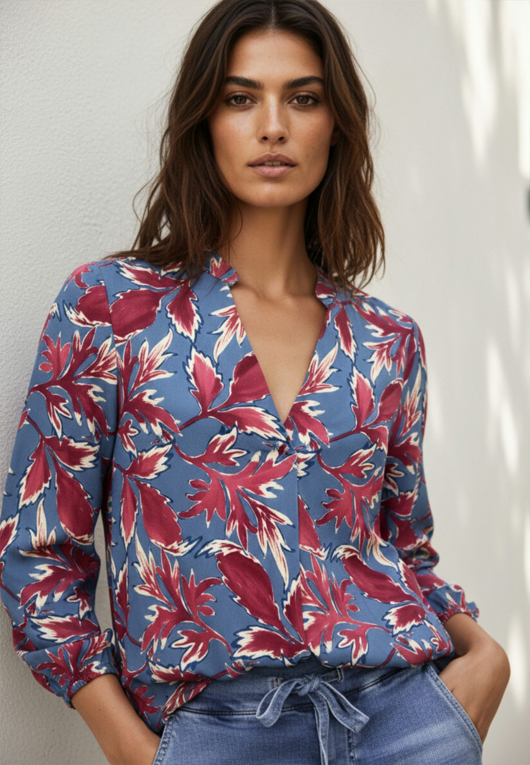 Andijamo-Fashion Schlupfbluse SHADOW BLOOM Ausdrucksstarker Print mit Blattstruktur – Bild 5 von 5