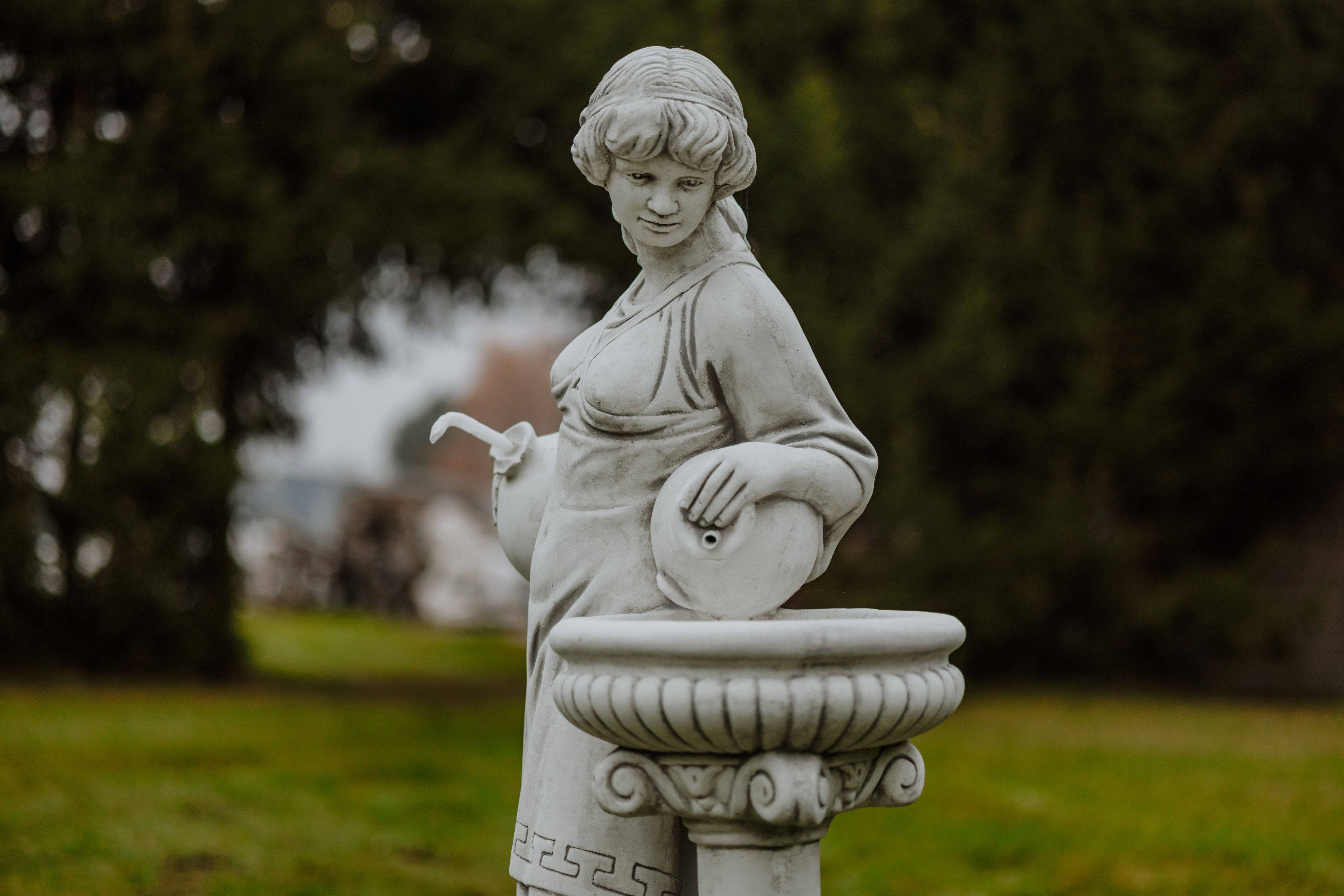 gartendekoparadies.de Gartenfigur Frau mit Vogeltränke Steinfigur 138 cm Steinguss 225 kg, Frostsicher