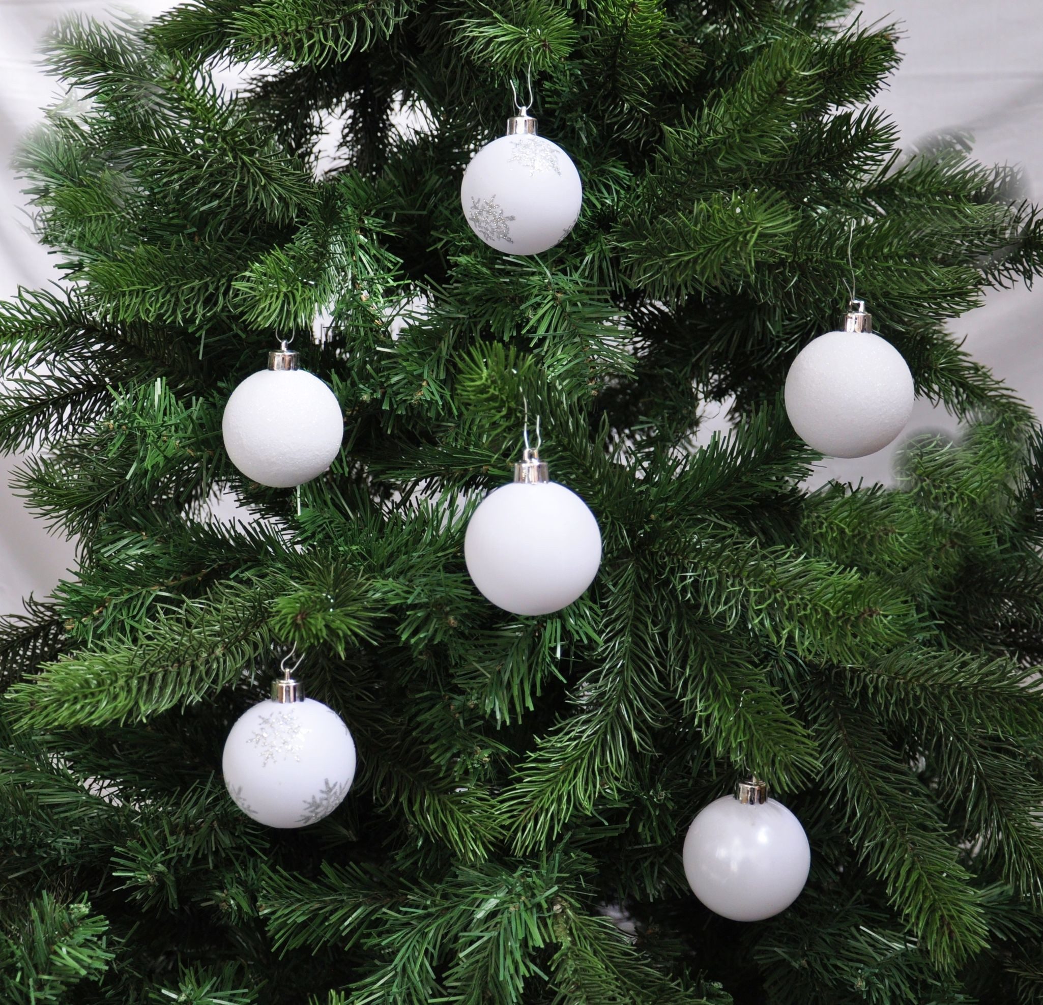 JACK Christbaumschmuck 64x Kunststoff Christbaumkugeln Ø 6cm Baum Kugeln inkl. Aufhänger, Mit praktischer Aufbewahrungsbox, Optik: matt / glänzend / glitzernd
