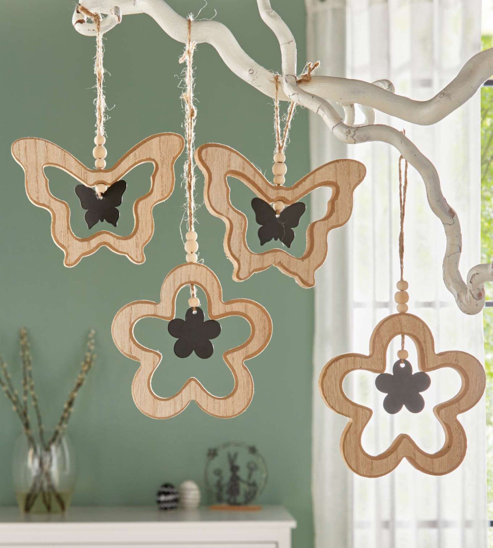 Dekoleidenschaft Dekohänger "Schmetterling & Blume" Hängedeko aus MDF & Metall Fensterdeko hängend (4 St., im Set), Frühlingsdeko zum Aufhängen, Dekoanhänger