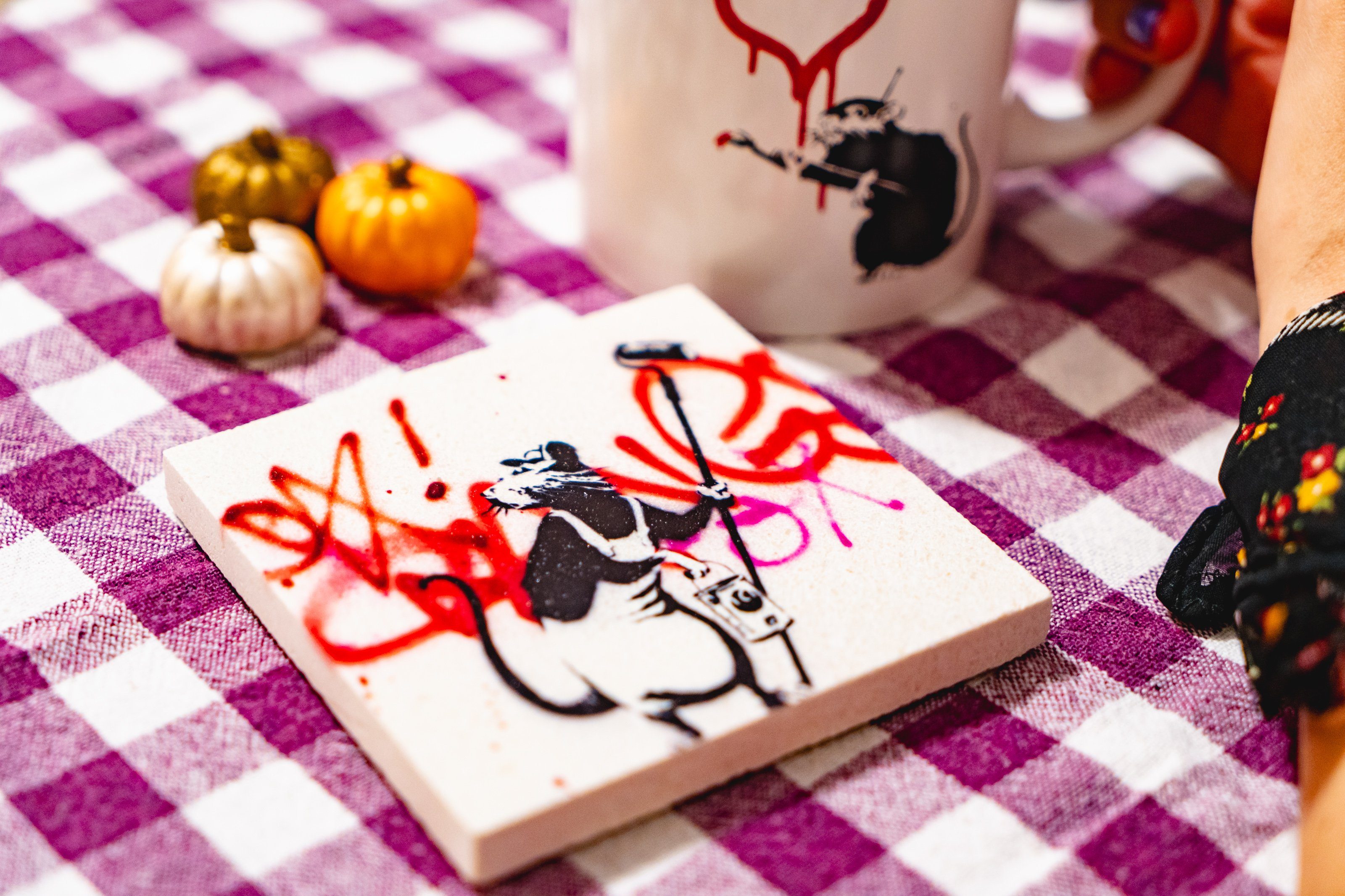 AvantgART Glasuntersetzer Stein, Zubehör für Getränke, Banksy Kunstdruck, Tassenuntersetzer