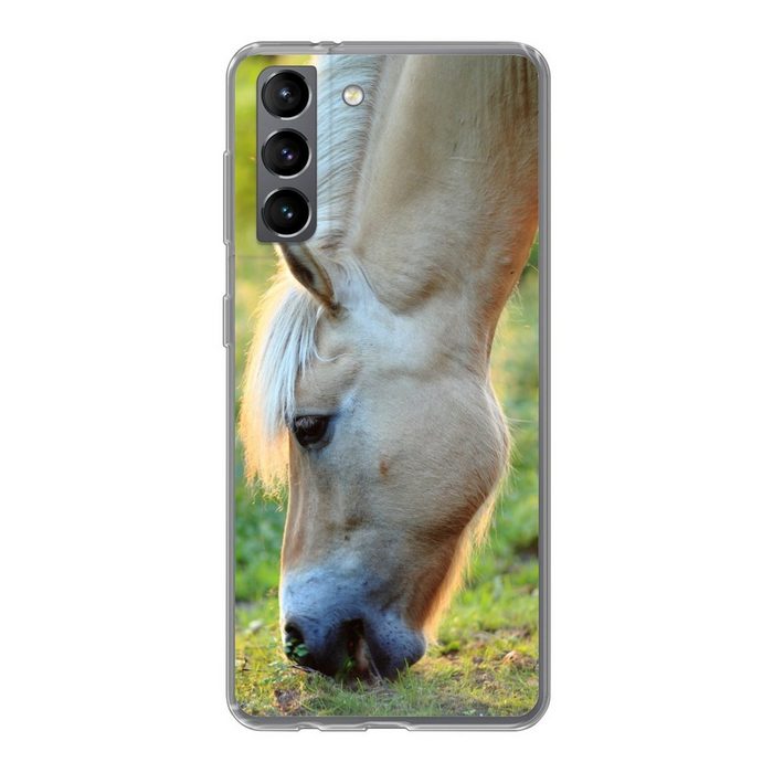 MuchoWow Handyhülle Weidendes Fjordpferd an einem Sommertag Phone Case Handyhülle Samsung Galaxy S21 Silikon Schutzhülle