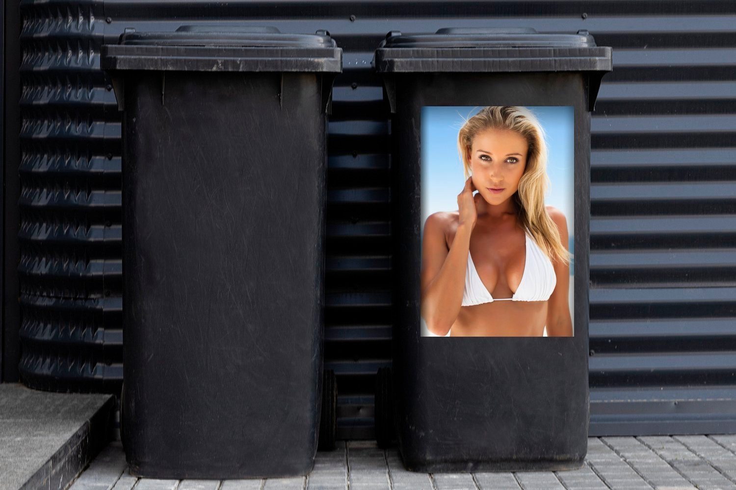 weißen Mülltonne, Abfalbehälter in St), die Kamera Bikini Sticker, Container, Frau direkt im MuchoWow schaut Mülleimer-aufkleber, Wandsticker (1