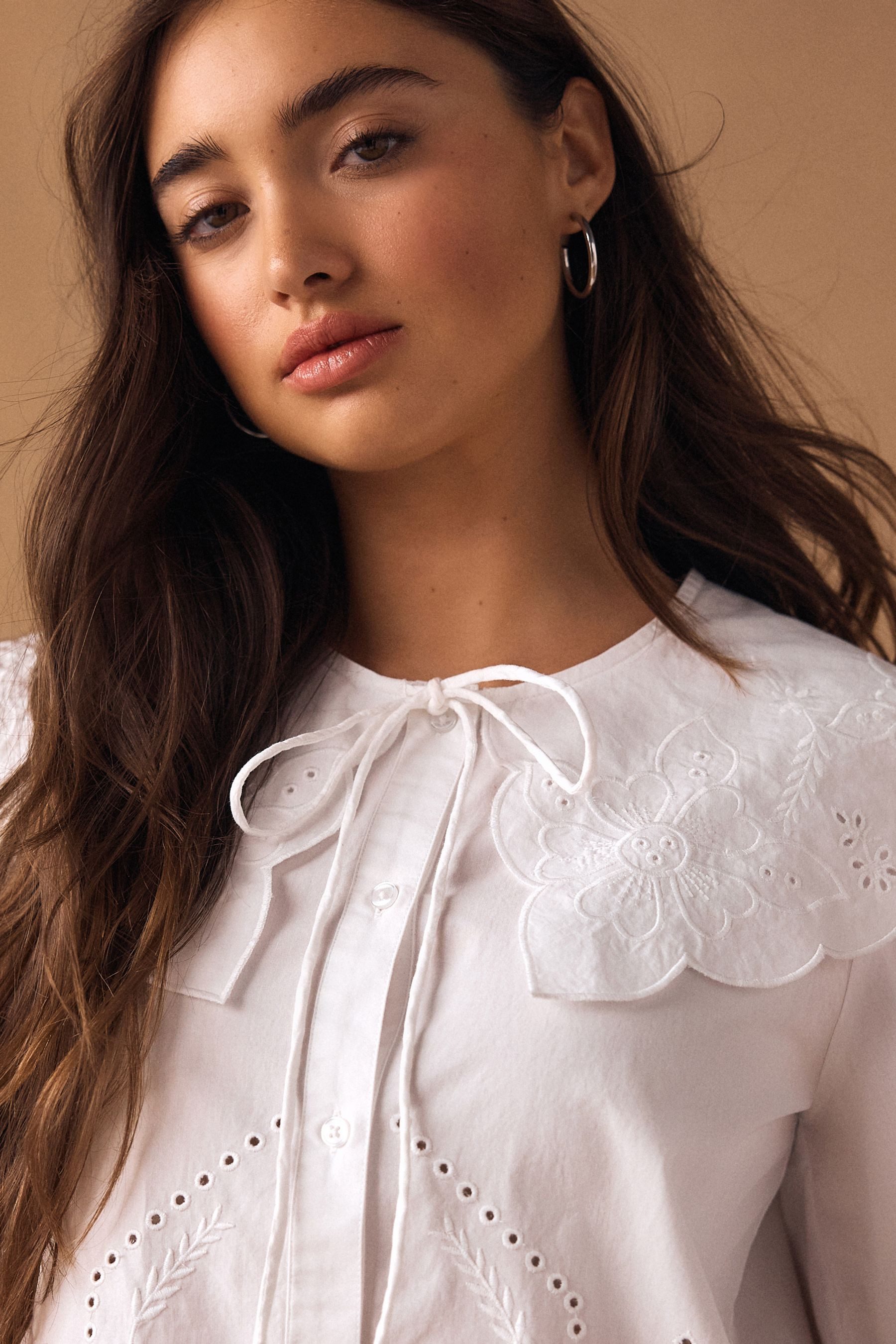 Next Langarmbluse Bluse mit Lochstickerei und auffälligem Kragen (1-tlg)