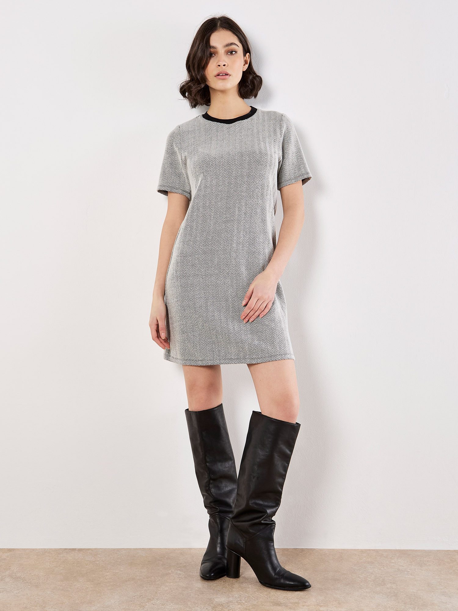 Apricot Minikleid T-Shirt Kleid mit Chevron-Muster