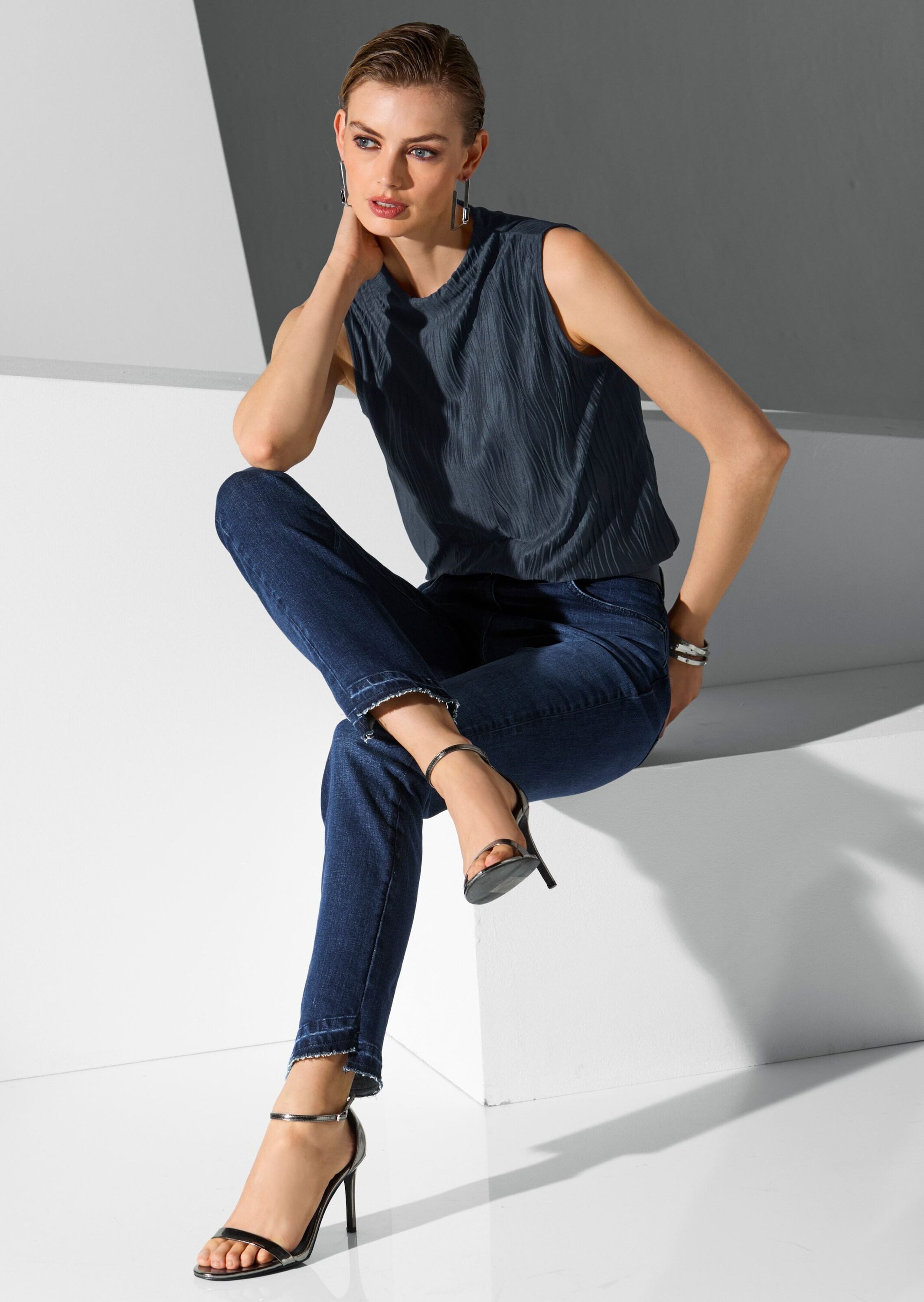MADELEINE Gerade Jeans Five-Pocket-Hose mit schrägem Beinsaum Denimhose mit Formbund, Gürtelschlaufen und Knöchellänge