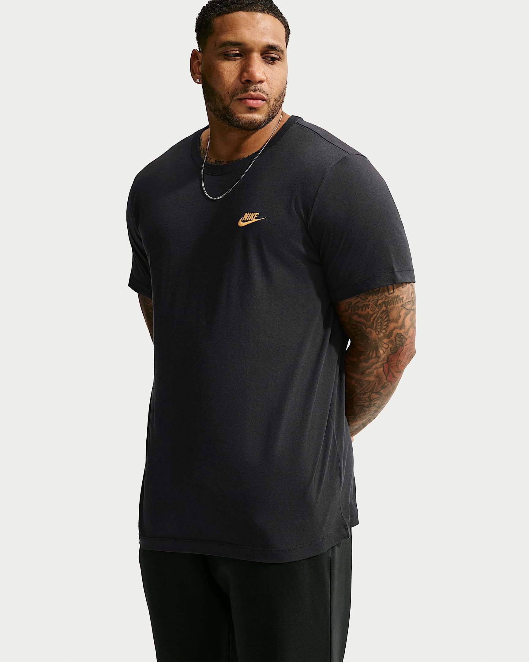 Nike Sportswear T-Shirt M NSW CLUB TEE Regular Fit, Kurzarm, sportlich, mit Logostickerei auf der Brust