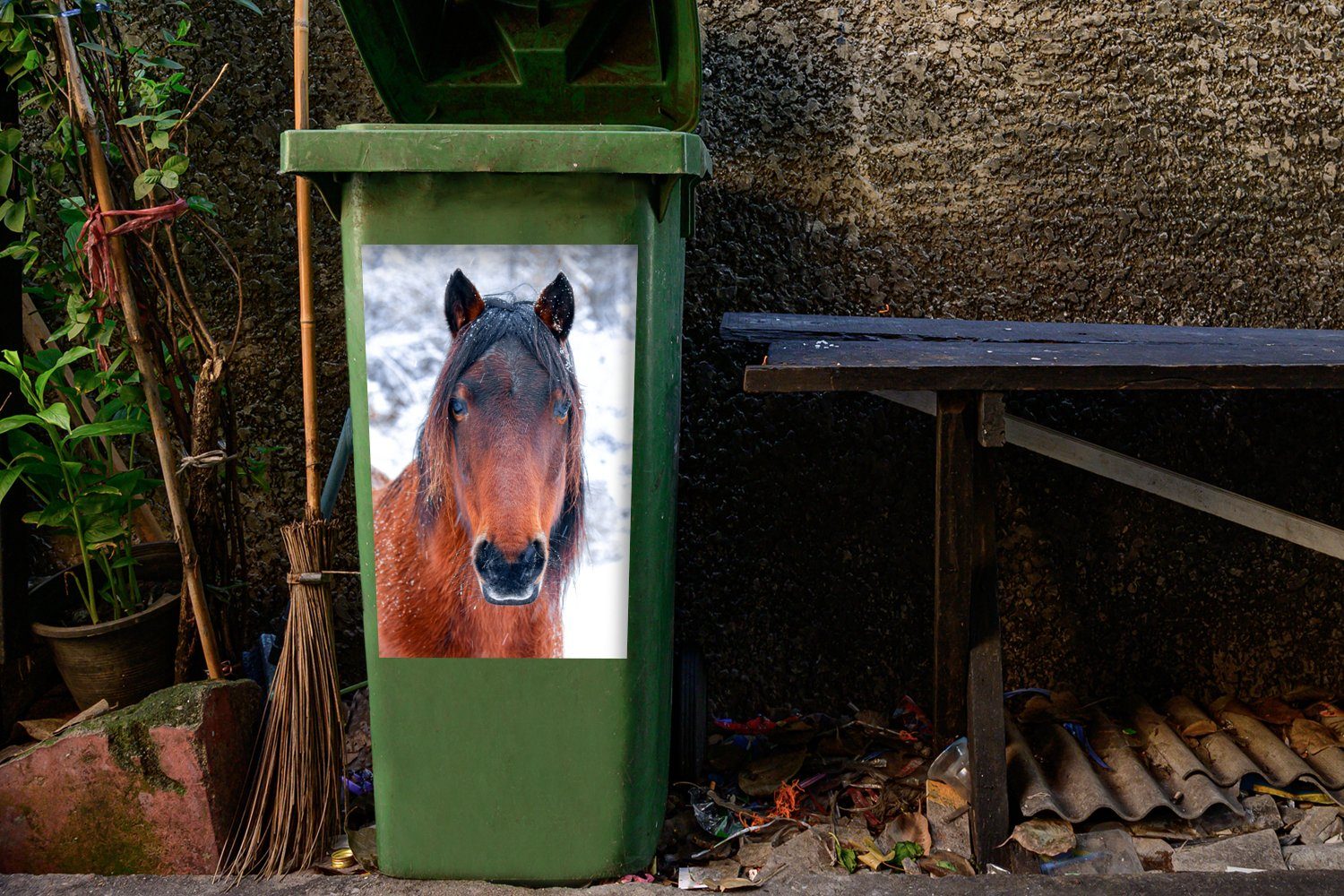 Pferd Abfalbehälter MuchoWow - Winter Schneeflocke Wandsticker Sticker, Mülleimer-aufkleber, Mülltonne, - Container, (1 St),