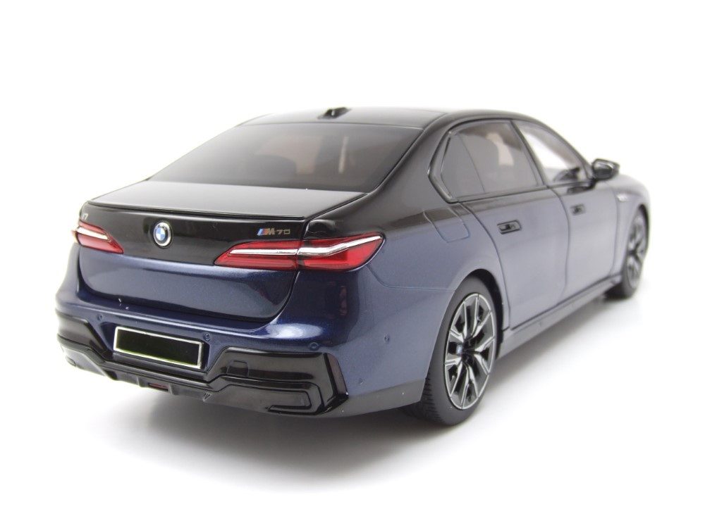 Minichamps Modellauto BMW i7 M70 (G70) 2024 blau schwarz metallic, Maßstab 1:18