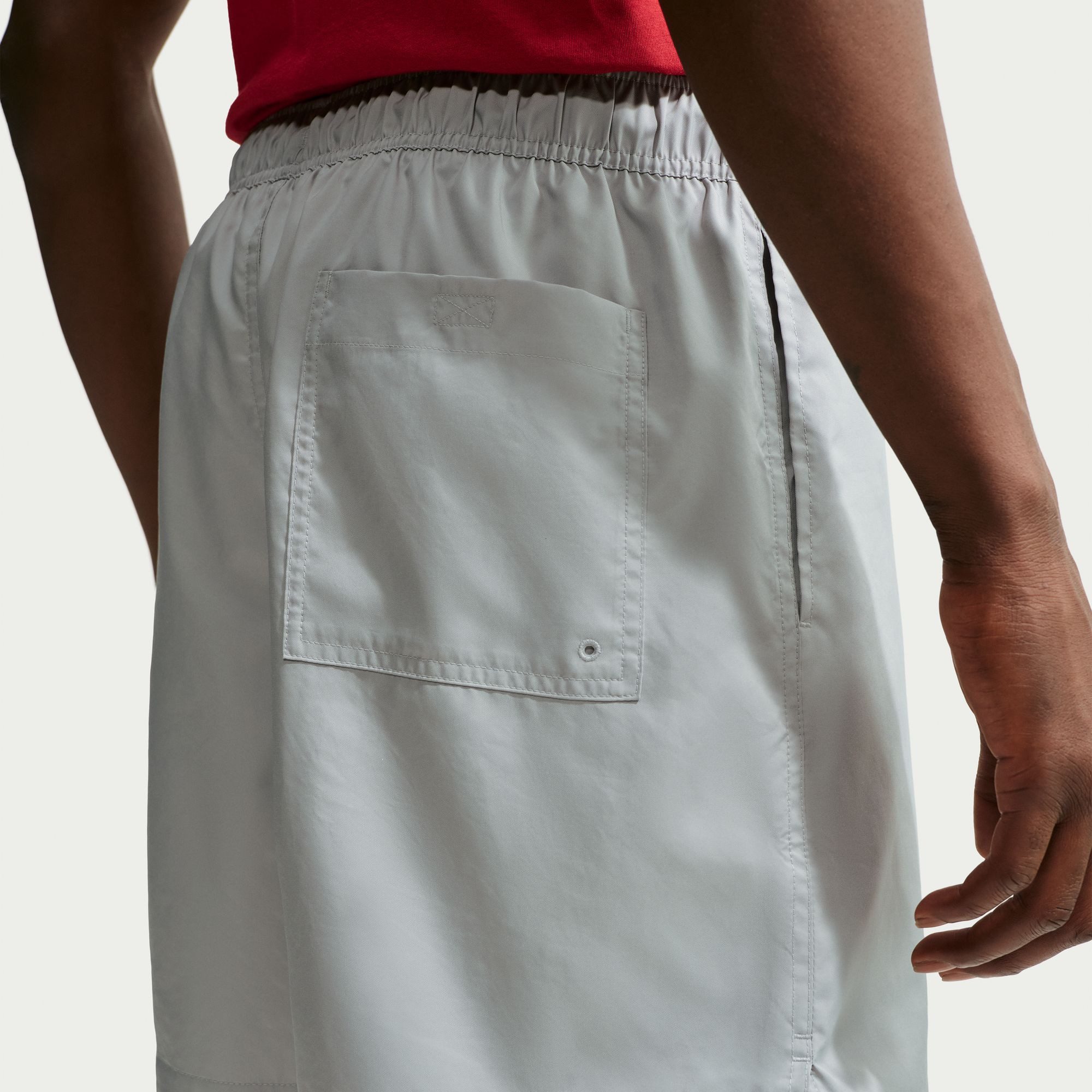 Nike Sportswear Shorts Nike Club Men's Woven Flow Shorts mit Eingrifftaschen und Gesäßtasche, schnell trocknend, pflegeleicht