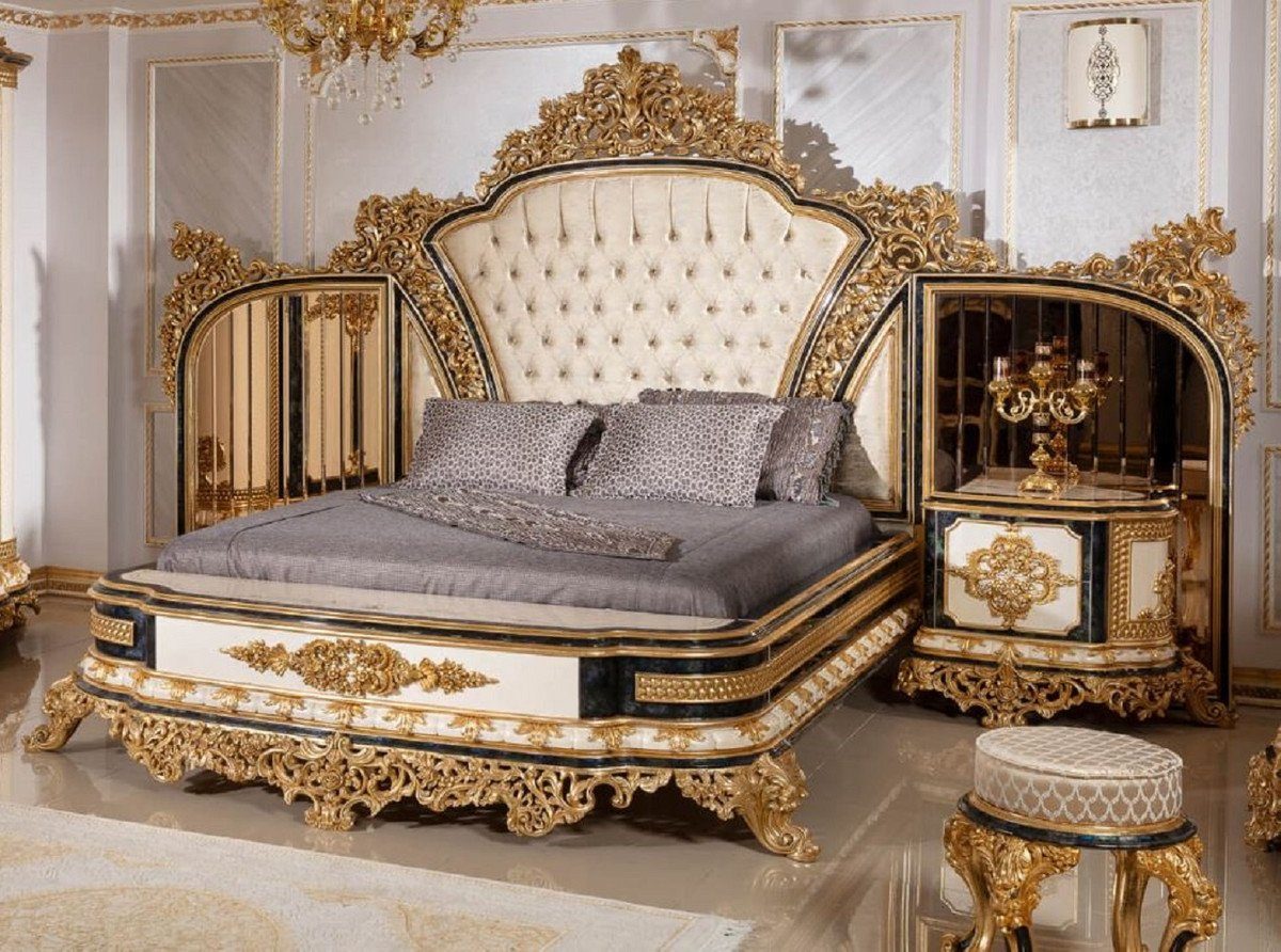 Casa Padrino Bett Schlafzimmer Set Gold / Weiß / Blau / Gold - 1 Doppelbett  mit Kopfteil & 2 Nachtkommoden - Schlafzimmer Möbel im Barockstil - Edel &  Prunkvoll