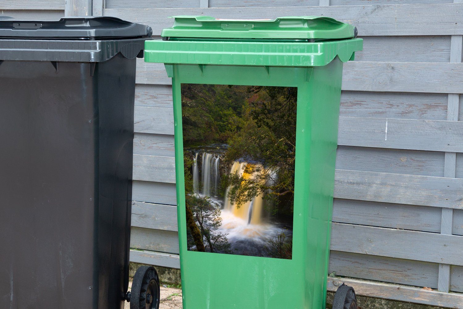 im Mülleimer-aufkleber, Wandsticker Abfalbehälter Mountain Wasserfall Sticker, St), (1 Mülltonne, Container, Cradle MuchoWow