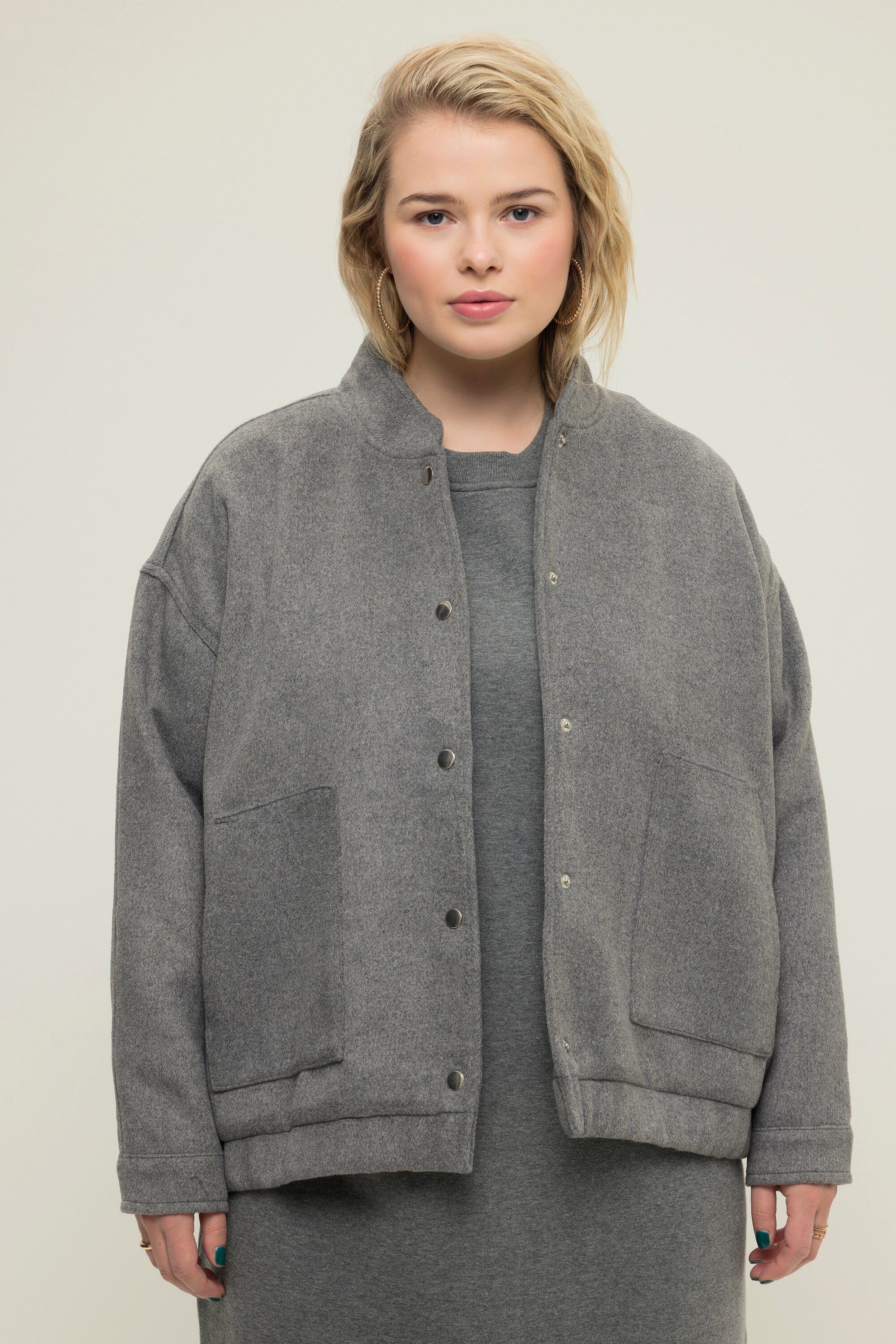 Studio Untold Kurzjacke Blouson oversized Wolloptik Collegekragen