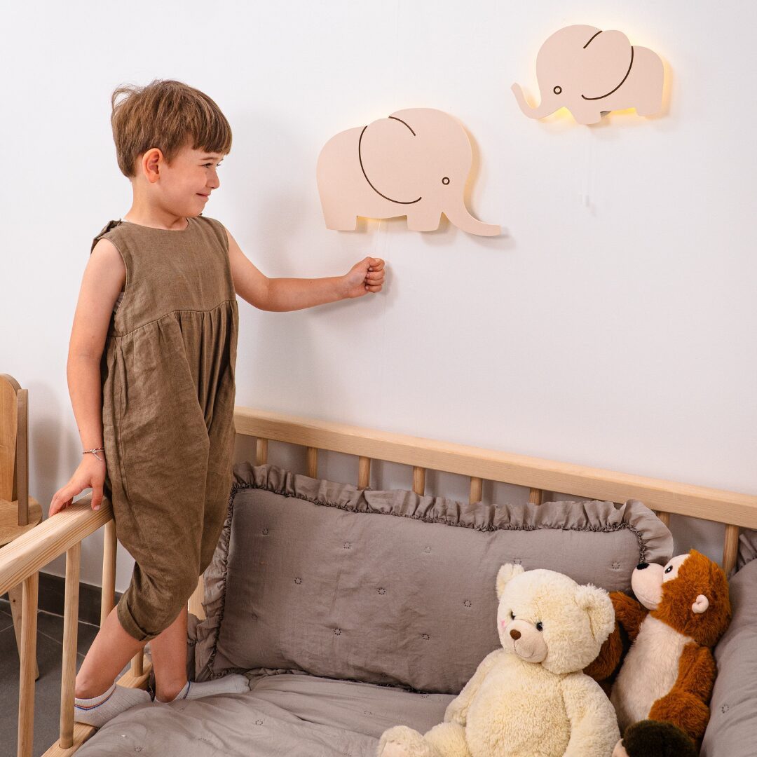 COZYCOLLECTIONS LED Wandleuchte Wandnachtlicht „ Elefant groß + Elefant mittelgroß in Holzoptik, LED, Warmweiß, Montessori: sanftes Licht & Schalter fördern Selbstständigkeit