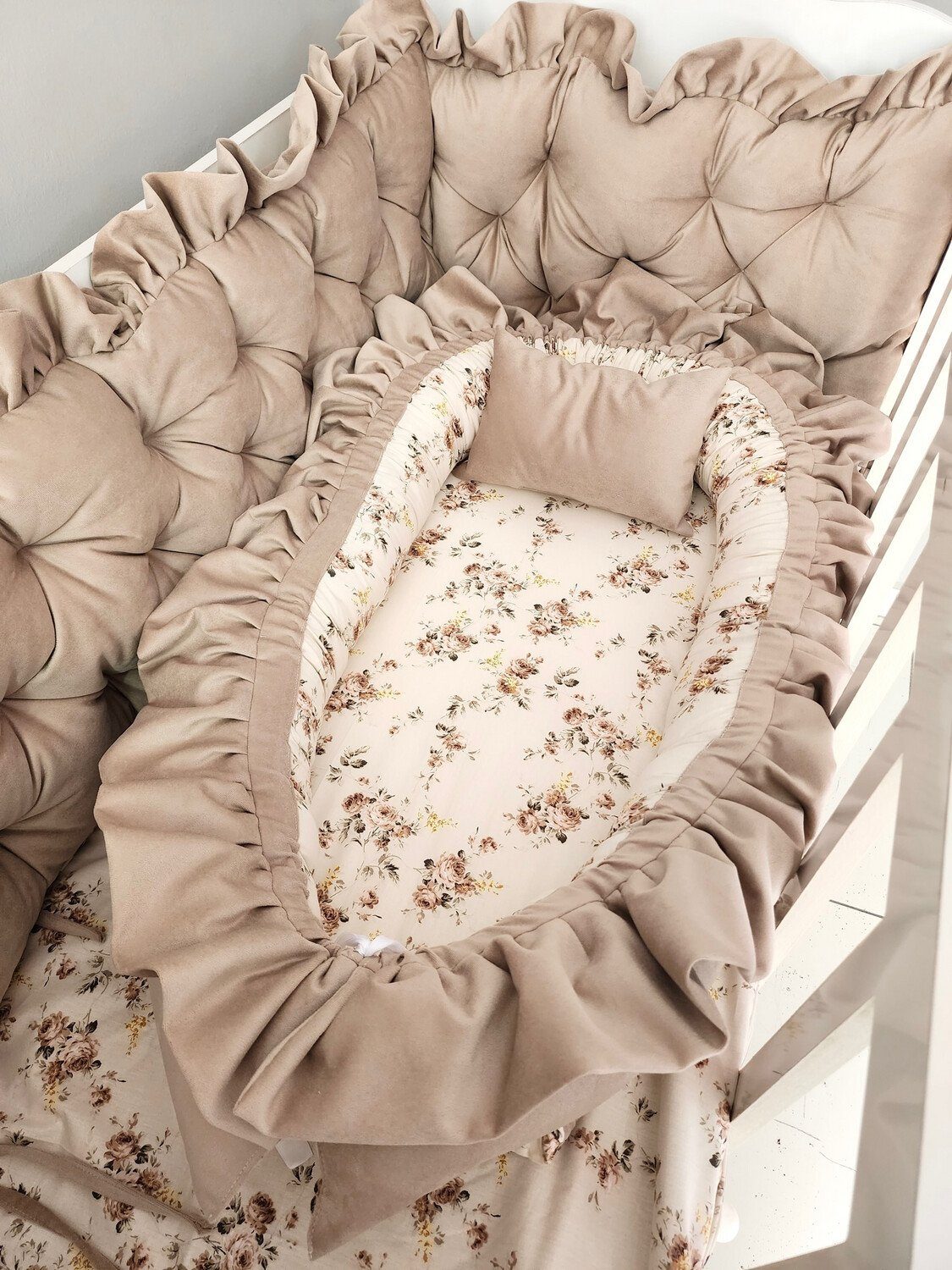 Baby Fancyroom Bettnestchen XL Babynest aus Premium Samt mit Volant Kuschelnest Babynestchen, XL Liegefläche, Mit Liebe handgefertigt, Dicke Matratze