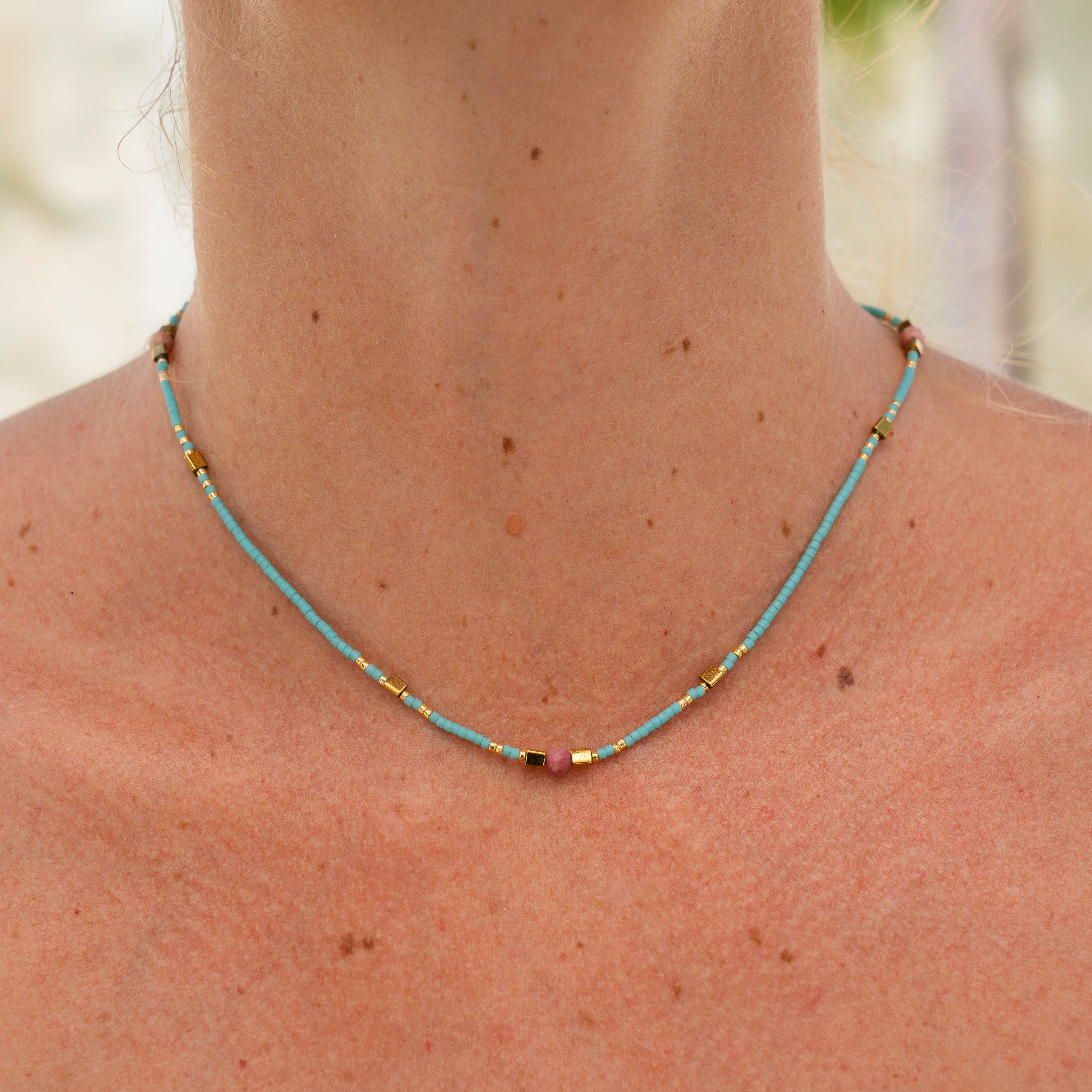 Made by Nami Perlenkette Damen Halskette Bunt Perlen Edelstein verstellbar wasserfest Boho-Stil, aus Edelstein – Sommerlich – mit Verlängerung – für empfindliche Haut