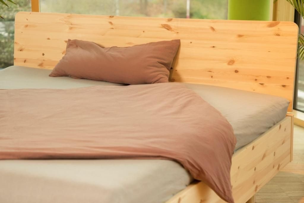 geborgenschlafen Massivholzbett BIOBETT Zirbenbett FREYA mit Rollrost Massivholz Schlafkomfort (Bett FREYA + 2 Roll-Lattenroste passend zum Bettmaß), Zirbenholz Schwebebett FREYA Set inkl. metallfreiem Lattenrost