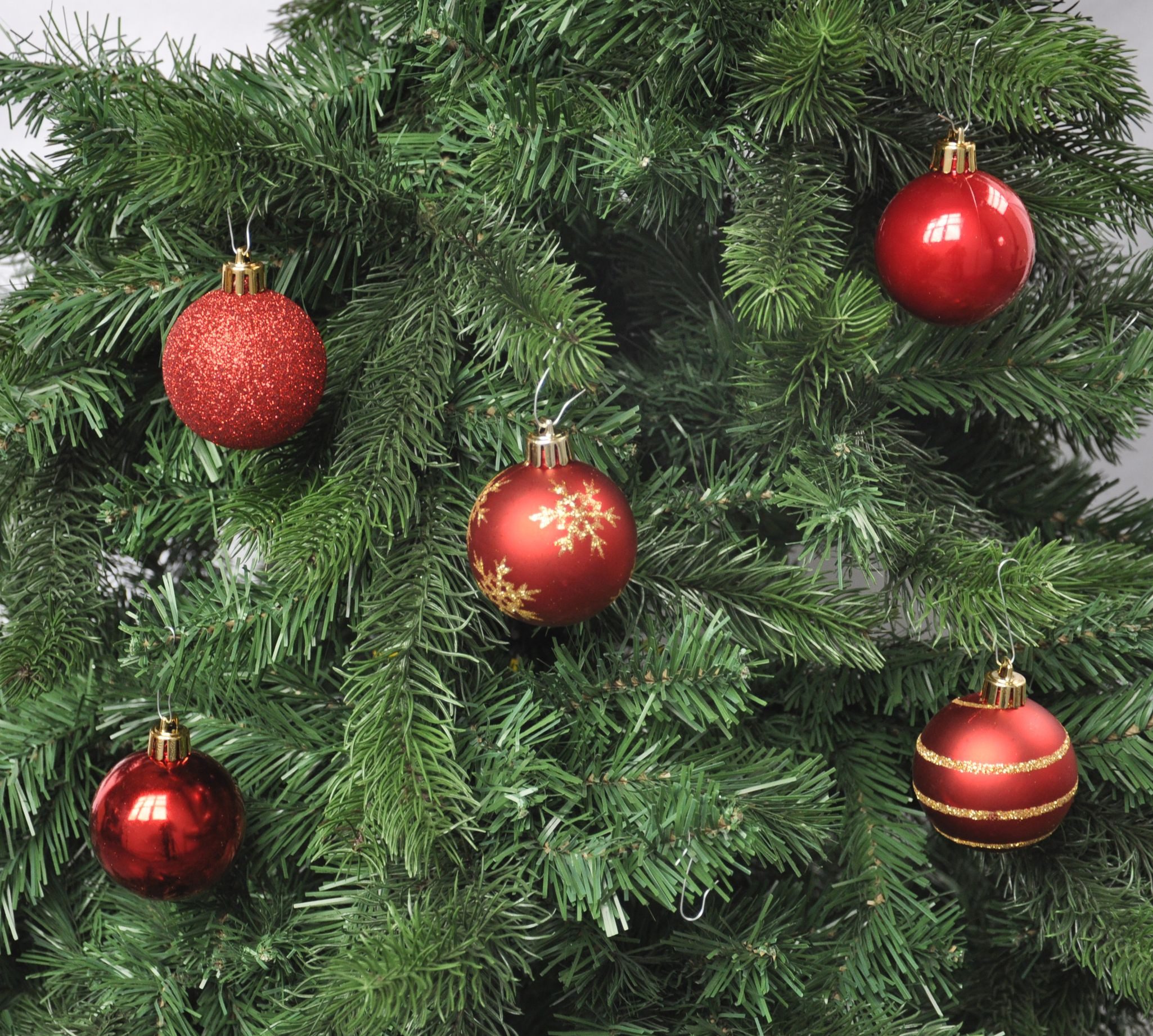 JACK Christbaumschmuck 64x Kunststoff Christbaumkugeln Ø 6cm Baum Kugeln inkl. Aufhänger, Mit praktischer Aufbewahrungsbox, Optik: matt / glänzend / glitzernd