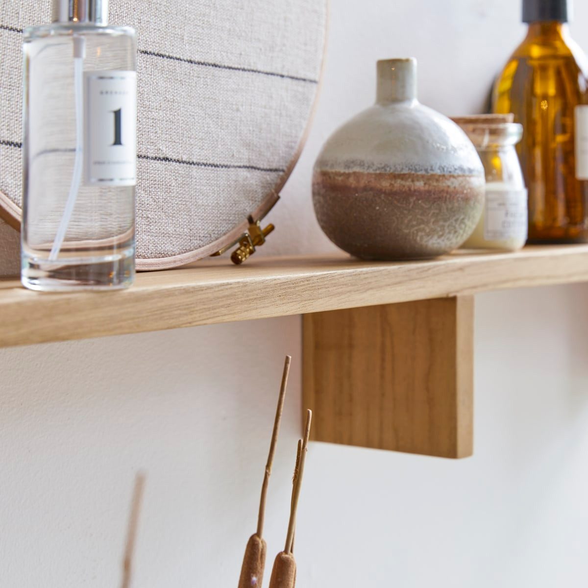 Tikamoon Wandregal Bahya Horizontales Badregal aus massivem Teak