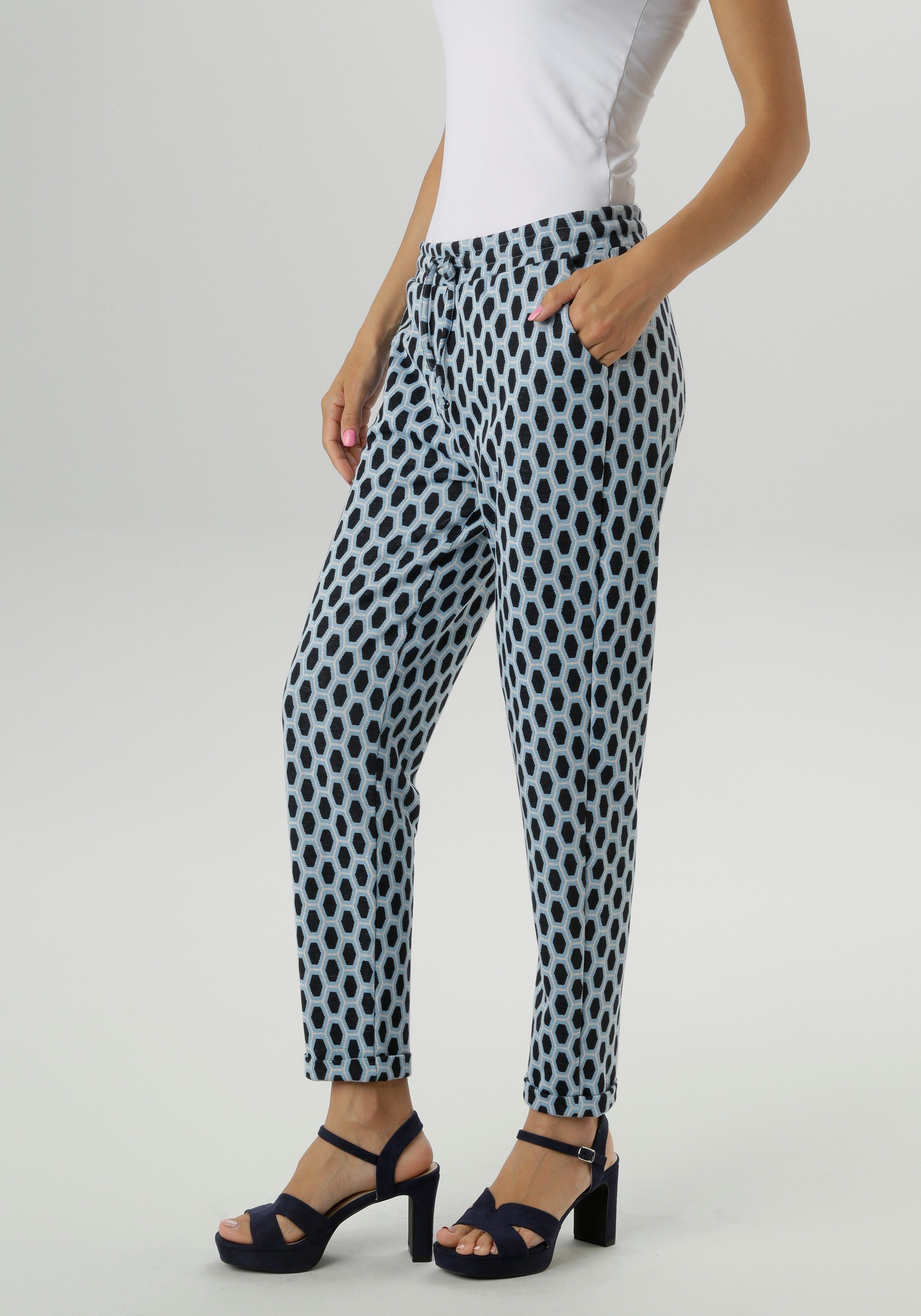 Aniston SELECTED Schlupfhose, mit Allover-Muster in geometrischer Wabenopti günstig online kaufen
