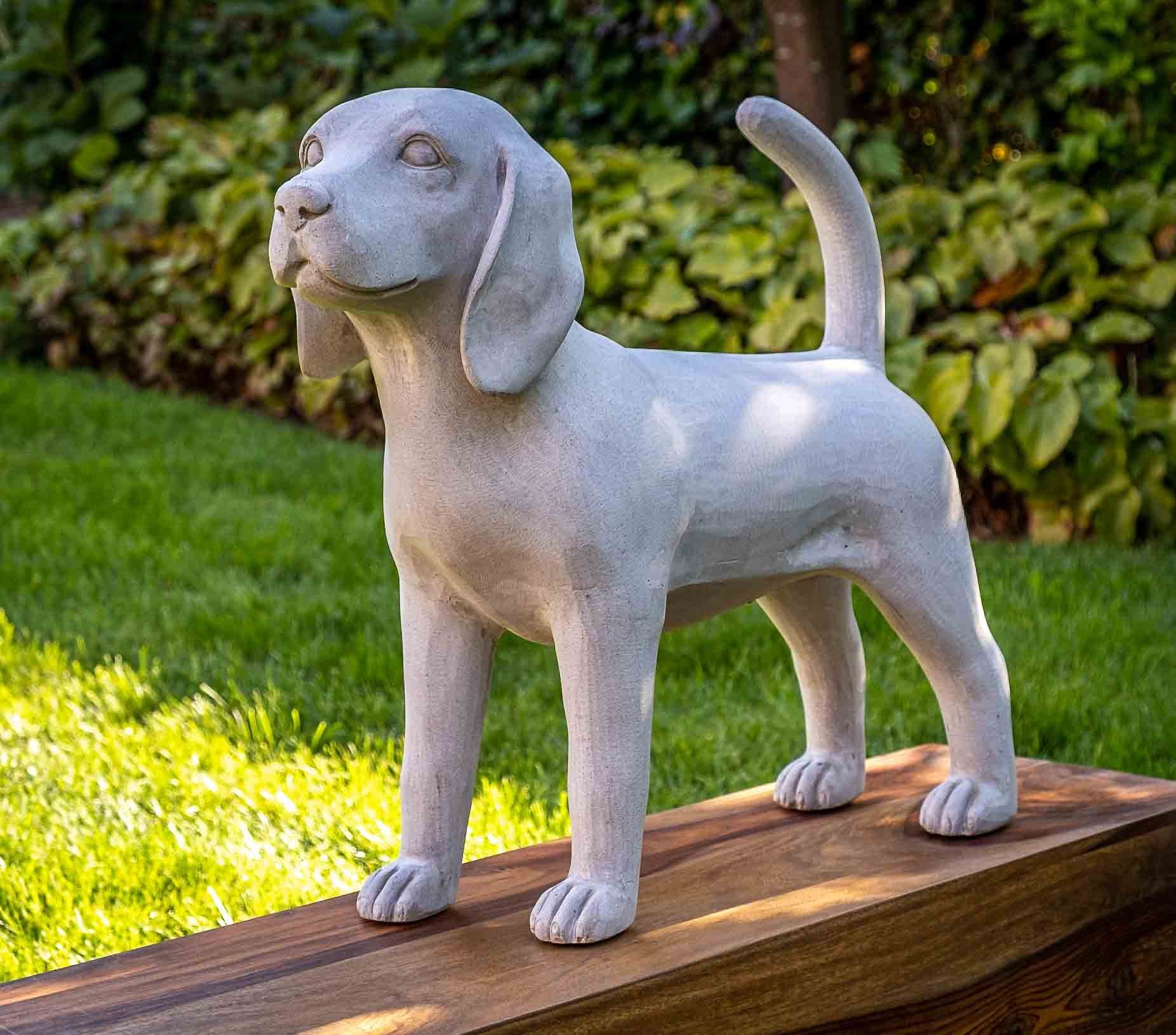 IDYL Dekofigur IDYL Moderne Skulptur Hund Figur "Beagle" Beige Sandsteinguss